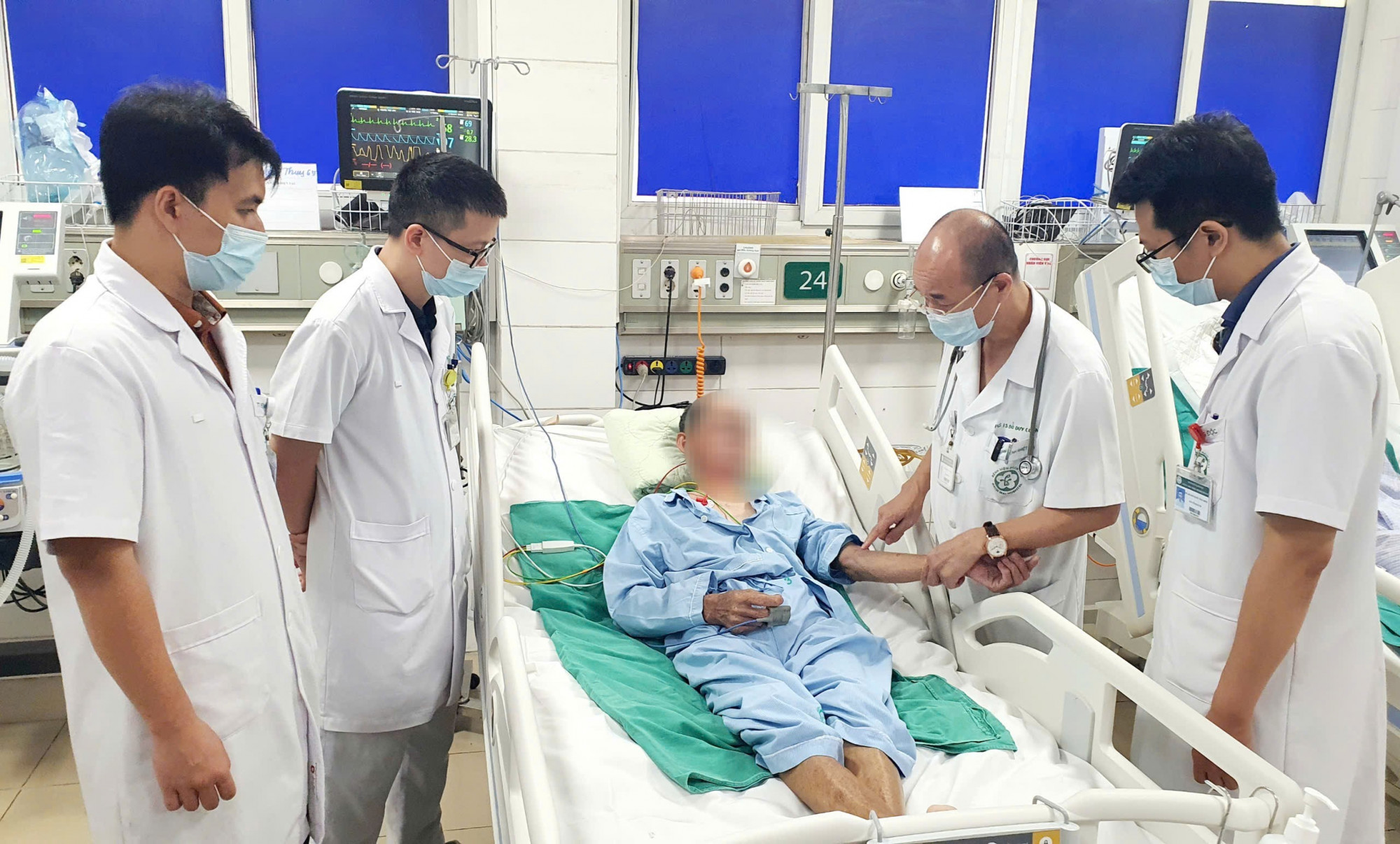 PGS.TS Đỗ Duy Cường, Viện trưởng Viện Y học Nhiệt đới Bạch Mai c&ugrave;ng c&aacute;c b&aacute;c sĩ hội chẩn ca bệnh 63 tuổi