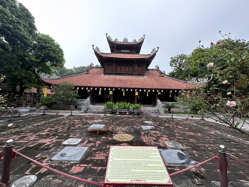 Ch&ugrave;a C&ocirc;n Sơn. Ph&iacute;a trước ch&ugrave;a l&agrave; di t&iacute;ch nền m&oacute;ng của Cửu phẩm Li&ecirc;n Hoa - Ảnh: VAA/ Nguyễn Qu&acirc;n T&ugrave;ng