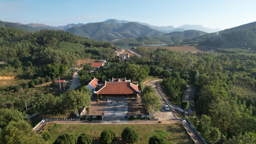 Đền Th&aacute;i Miếu tọa lạc tr&ecirc;n một ngọn đồi thấp c&oacute; t&ecirc;n l&agrave; Đồi Dinh - Ảnh: VCKG/ Phạm Minh Hải
