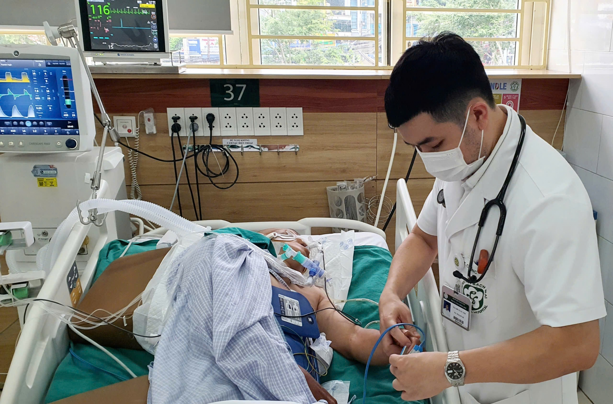 Nam bệnh nh&acirc;n nguy kịch v&igrave; chữa thuốc