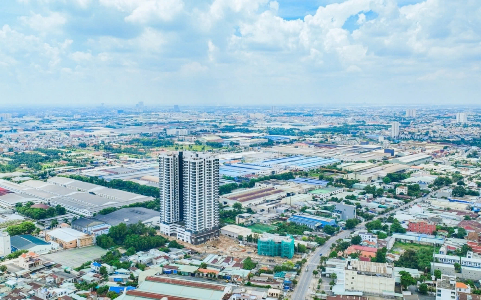 Sau khi b&aacute;o ch&iacute; phản &aacute;nh t&igrave;nh trạng cư d&acirc;n sống &ldquo;tối thui&rdquo; tại chung cư T&acirc;n Đ&ocirc;ng Hiệp, điện lực đ&atilde; khẩn trương lắp đặt điện kế cho h&agrave;ng trăm căn hộ - Ảnh: Chủ đầu tư