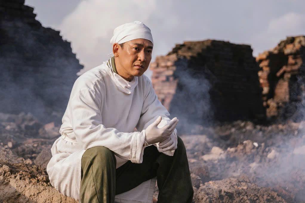 Hứa Vĩ Văn v&agrave;o vai b&aacute;c sĩ qu&acirc;n y