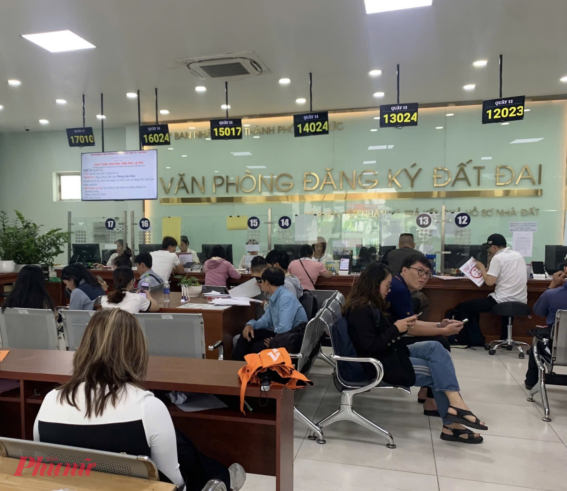 Người d&acirc;n l&agrave;m thủ tục đất đai tại Văn ph&ograve;ng đăng k&yacute; đất đai TP Thủ Đức