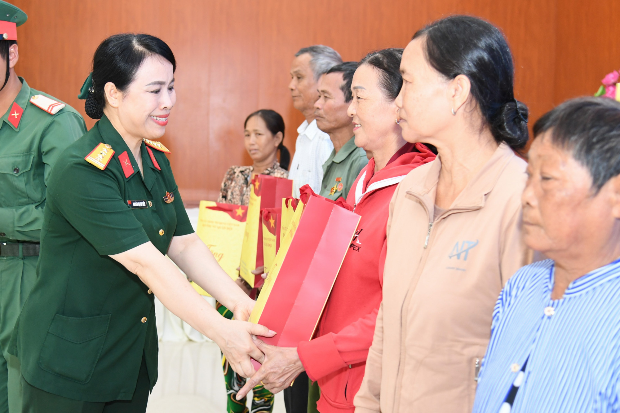 Đại t&aacute; Nguyễn Thị Thu Hiền - Trưởng ban Phụ nữ Qu&acirc;n đội tặng qu&agrave; cho gia đ&igrave;nh ch&iacute;nh s&aacute;ch x&atilde; H&ograve;n Đất - Ảnh Phương Vũ