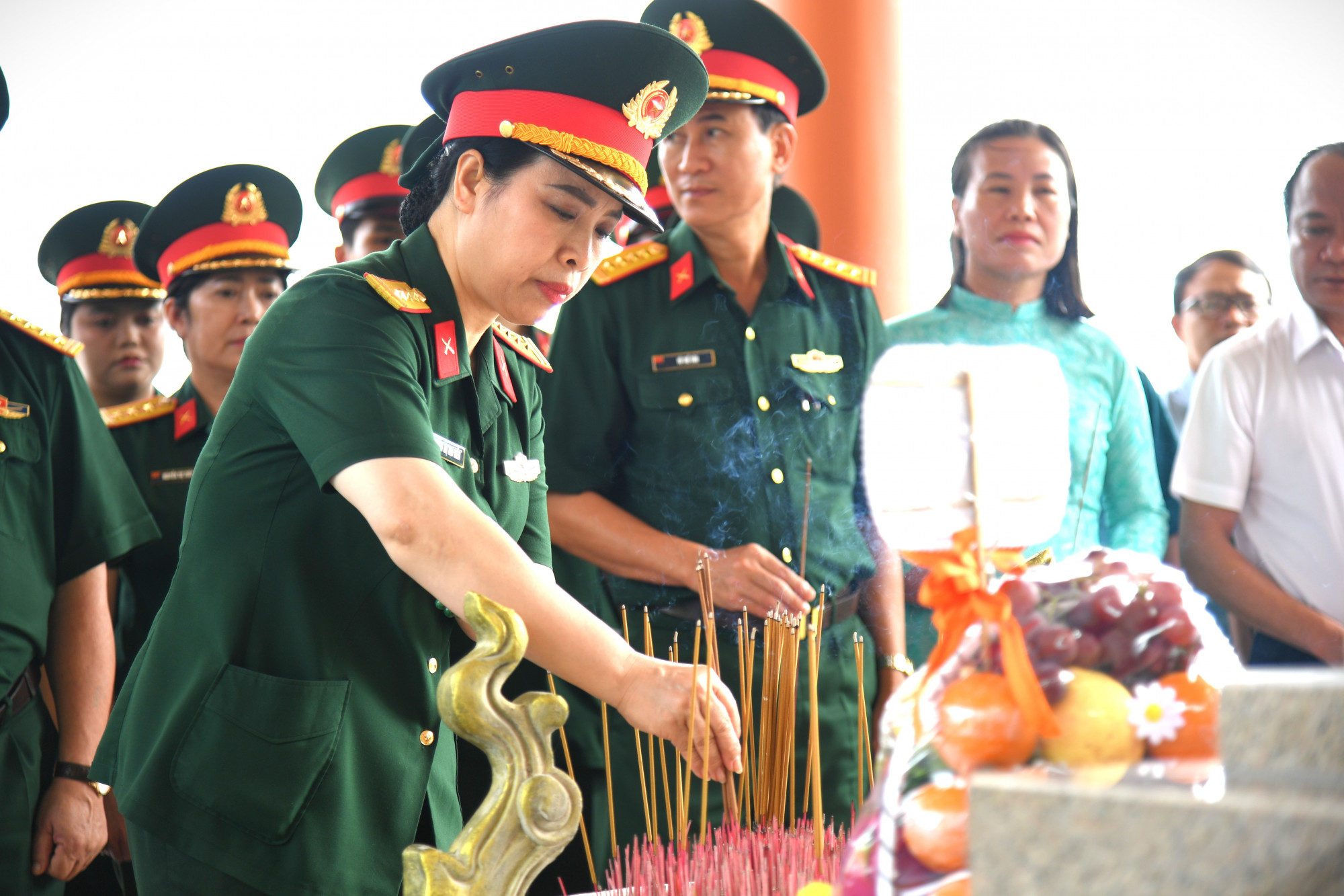 Đo&agrave;n c&ocirc;ng t&aacute;c Ban phụ nữ (Bộ Quốc ph&ograve;ng) d&acirc;ng hương mộ liệt sĩ, anh h&ugrave;ng lực lượng vũ trang Phan Thị R&agrave;ng - Ảnh Phương Vũ