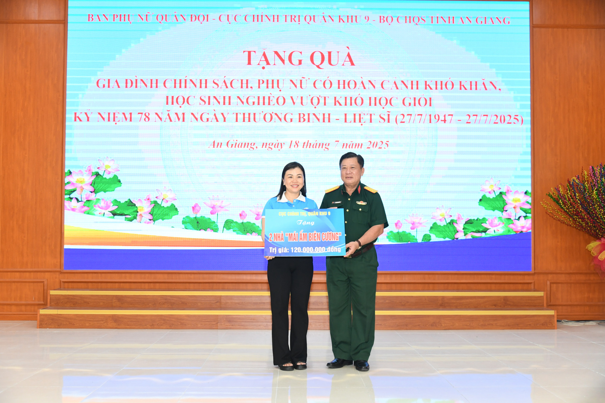 Đại t&aacute; L&ecirc; Ho&agrave;ng Giữ, Ph&oacute; Chủ nhiệm Ch&iacute;nh trị Qu&acirc;n khu 9 trao tặng 2 căn nh&agrave; &ldquo;M&aacute;i ấm Bi&ecirc;n cương&rdquo;