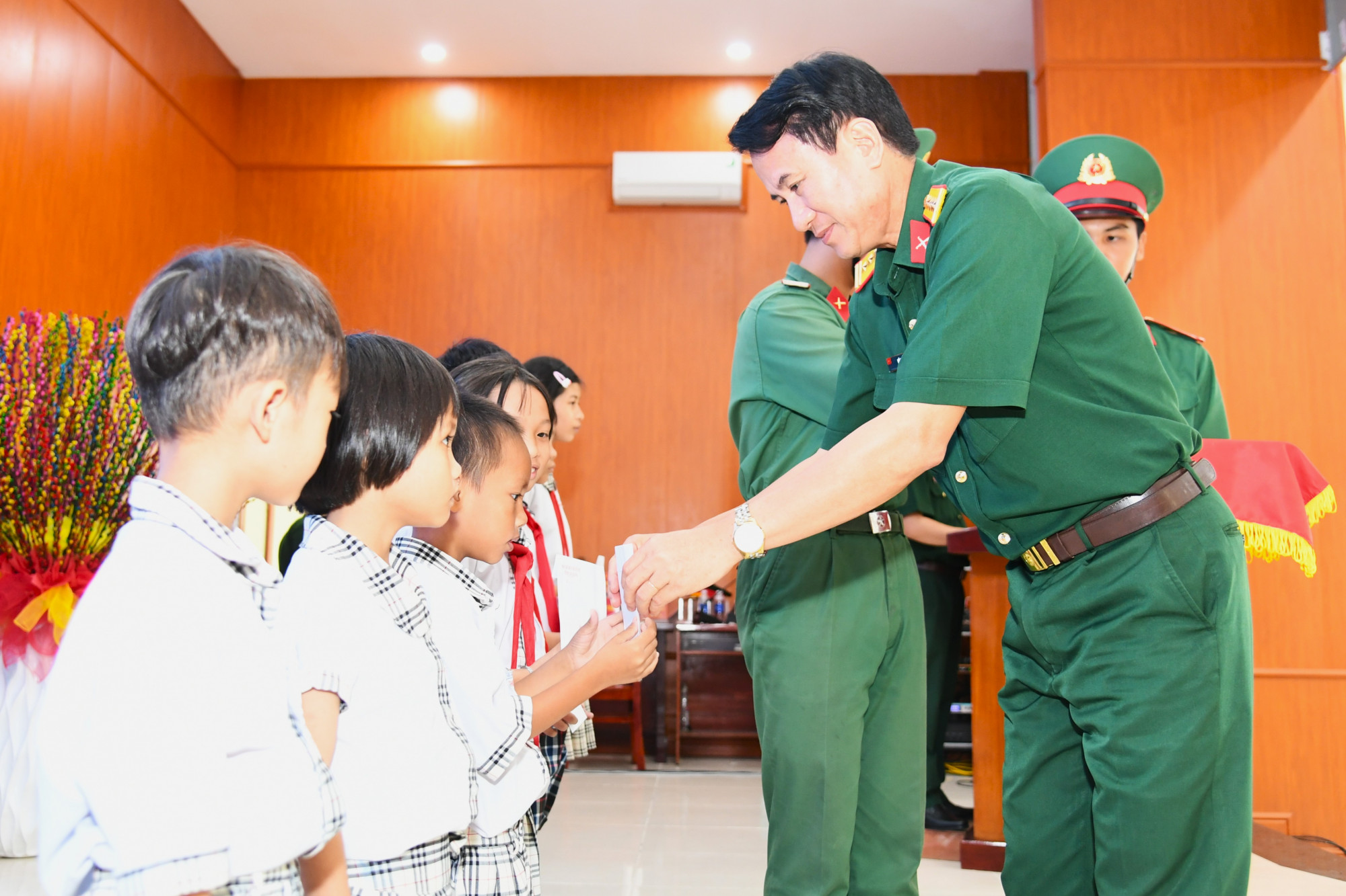Đạit&aacute; Vũ Thế Văn, Ph&oacute; Chỉ huy trưởng Bộ CHQS tỉnh trao tặng 15 suất học bổng cho học sinh ngh&egrave;o vượt kh&oacute; học giỏi - Ảnh Phương Vũ