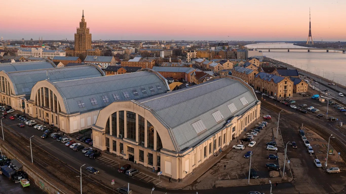Chợ trung t&acirc;m ở Riga, Latvia. Nằm b&ecirc;n trong nh&agrave; chứa m&aacute;y bay Zeppelin rộng lớn từ thời thế chiến I, chợ trở th&agrave;nh 1 trong những khu chợ lớn nhất ch&acirc;u &Acirc;u. Ở đ&acirc;y c&oacute; c&aacute;c loại thịt nguội, pho m&aacute;t thủ c&ocirc;ng, n&ocirc;ng sản tươi, gia vị, mật ong, lươn hun kh&oacute;i, x&uacute;c x&iacute;ch, b&aacute;nh bao&hellip;
