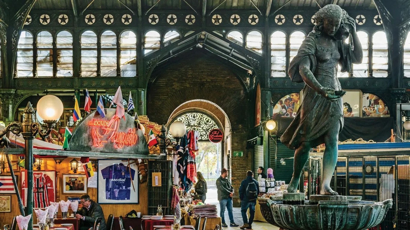 Mercado Central ở Santiago, Chile. Hoạt động từ năm 1870, chợ nổi tiếng với hải sản tươi sống: cua, s&ograve; điệp, nh&iacute;m biển, h&agrave;u, c&aacute; hồi&hellip; Du kh&aacute;ch c&oacute; thể thưởng thức c&aacute;c m&oacute;n hầm hải sản đậm đ&agrave; trong chợ.