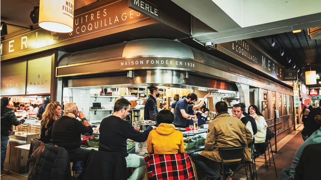 Halles De Lyon Paul Bocuse ở Lyon, Ph&aacute;p. Được đặt theo t&ecirc;n người đầu bếp huyền thoại người Ph&aacute;p Paul Bocuse, khu chợ trong nh&agrave; n&agrave;y c&oacute; 60 gian h&agrave;ng b&aacute;n b&aacute;nh m&igrave; nướng, pho m&aacute;t, b&aacute;nh ngọt, hải sản tươi, ốc s&ecirc;n, nấm cục trắng, rượu vang. Lyon được coi l&agrave; thủ đ&ocirc; ẩm thực của Ph&aacute;p, cho n&ecirc;n đừng bỏ qua chợ Halles De Lyon Paul Bocuse cao cấp n&agrave;y.