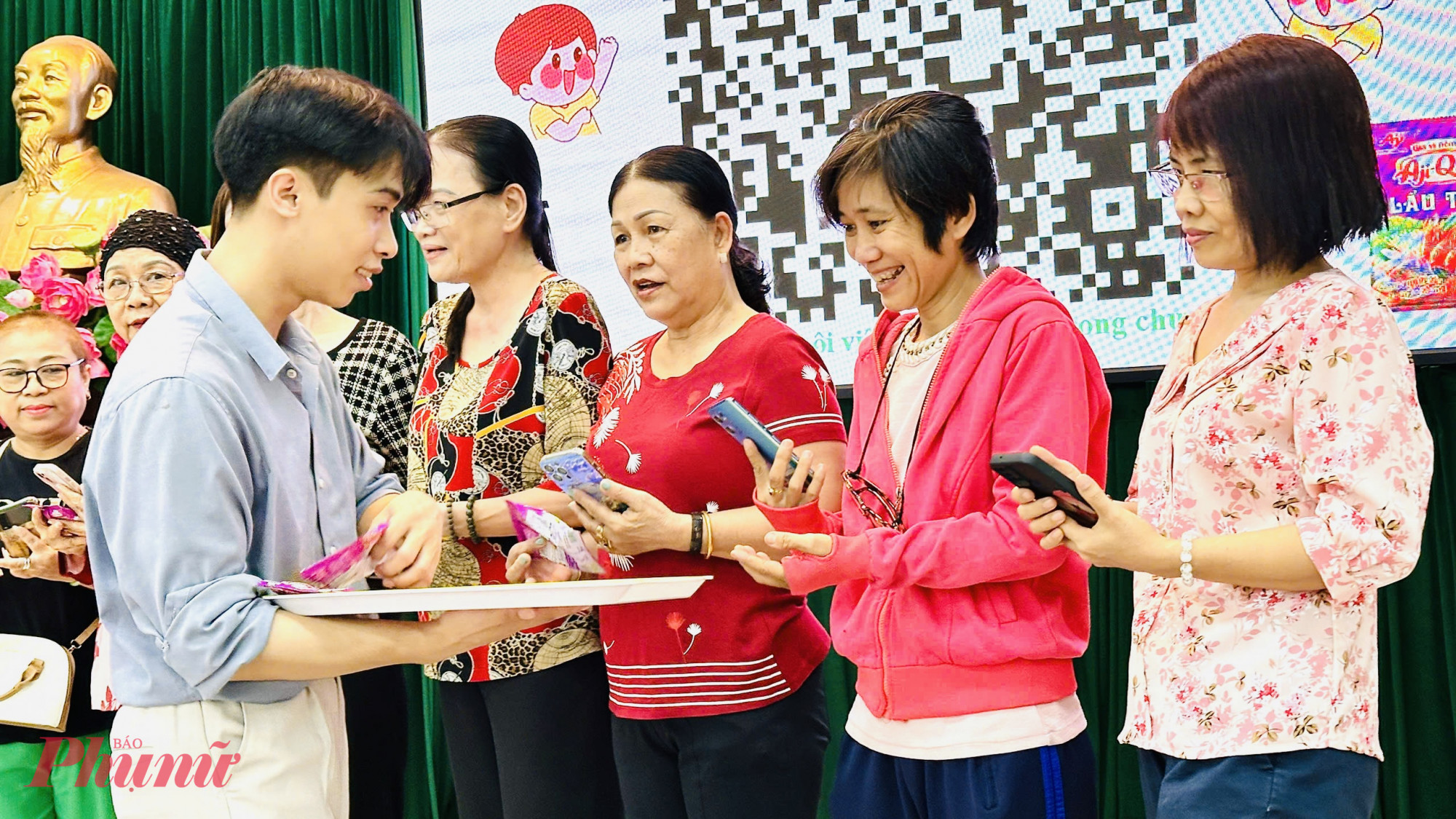 C&aacute;c d&igrave;, chị được hướng dẫn sử dụng phần mềm dinh dưỡng
