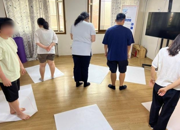 Nhiều người cố gắng trở lại x&atilde; hội bằng c&aacute;ch tham gia c&aacute;c nh&oacute;m, hội đo&agrave;n