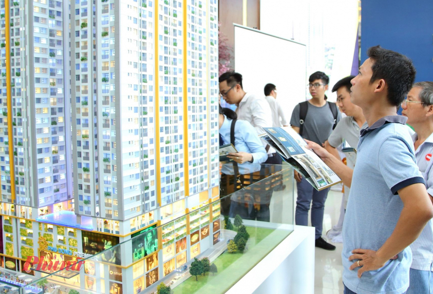 Người d&acirc;n đang xem m&ocirc; h&igrave;nh một dự &aacute;n bất động sản ở TPHCM