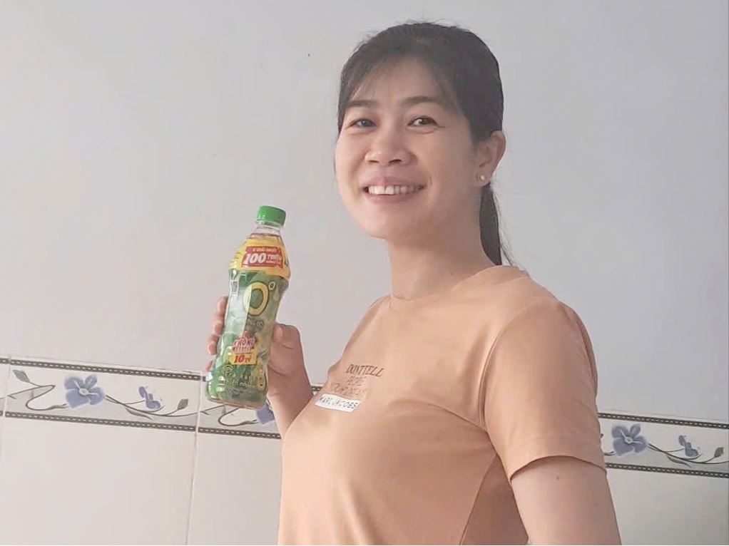 Giải nhiệt mỗi ng&agrave;y với Tr&agrave; Xanh Kh&ocirc;ng Độ đ&atilde; gi&uacute;p chị Nguyễn Thị B&iacute;ch Li&ecirc;n tr&uacute;ng giải Nh&igrave; từ chương tr&igrave;nh khuyến m&atilde;i &ldquo;Kh&ocirc;ng Độ h&egrave; kh&ocirc;ng stress&rdquo; - Ảnh: nh&acirc;n vật cung cấp