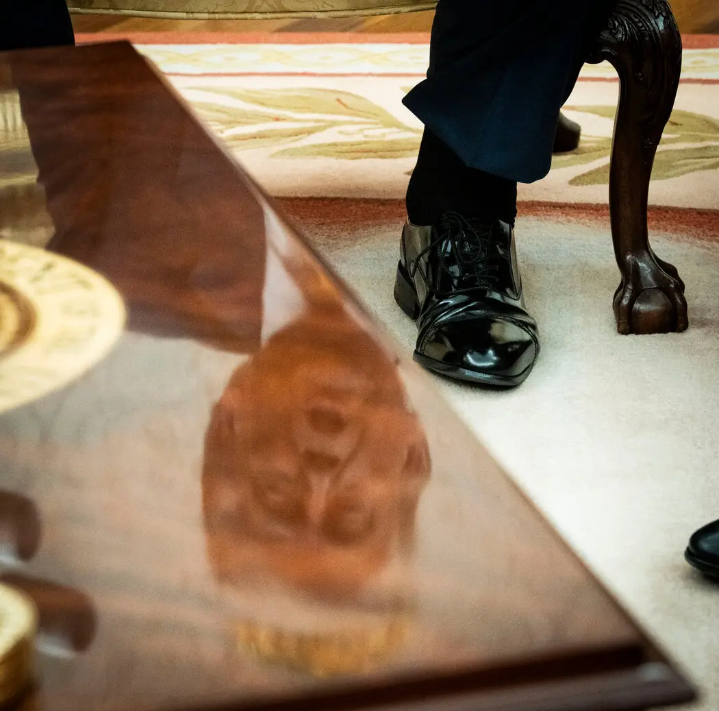 Cổ ch&acirc;n của Tổng thống Donald Trump dường như bị sưng - Ảnh: Doug Mills/The New York Times