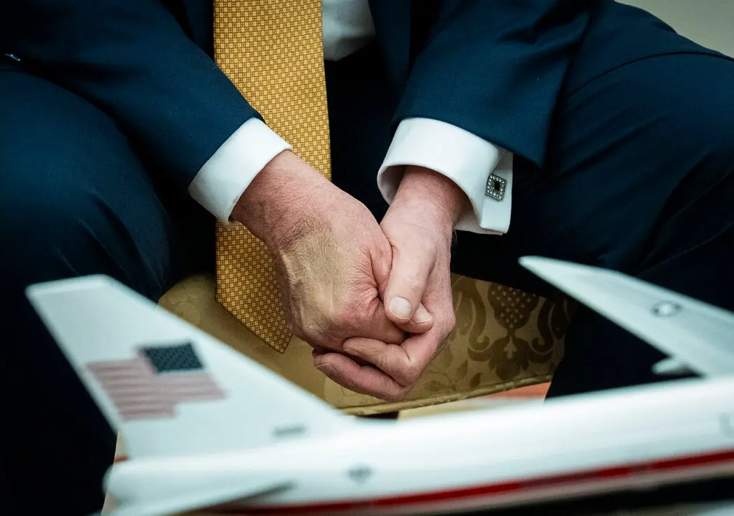 B&agrave;n tay phải được che phủ bởi lớp trang điểm của Tổng thống Mt4 Donald Trump trong một cuộc họp tại Ph&ograve;ng Bầu dục của Nh&agrave; Trắng v&agrave;o ng&agrave;y 16/7 - Ảnh: Doug Mills/The New York Times