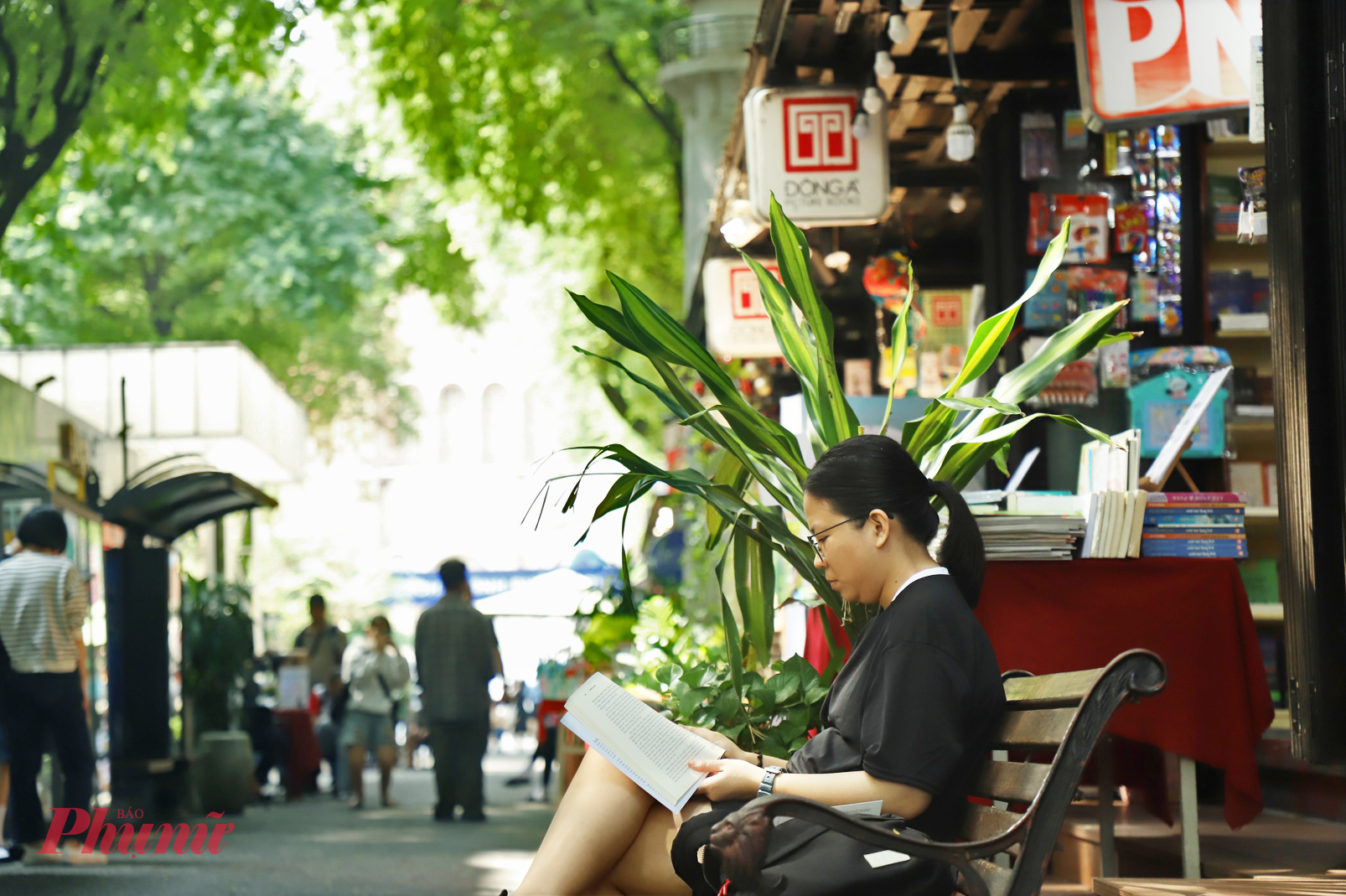 Kh&ocirc;ng gian Đường S&aacute;ch xanh m&aacute;t, l&agrave; nơi đọc s&aacute;ch của nhiều người d&acirc;n th&agrave;nh phố