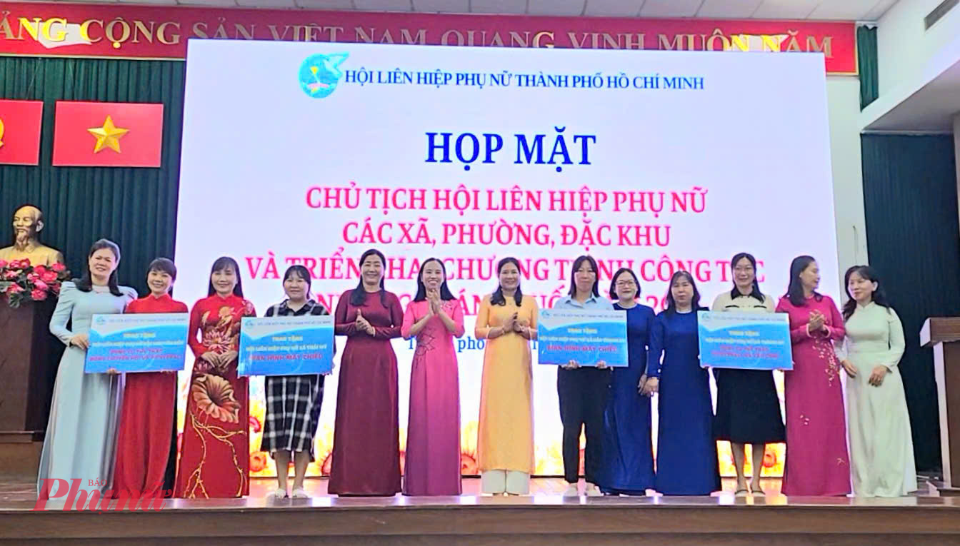 Tại chương trình, Hội LHPN TPHCM tặng