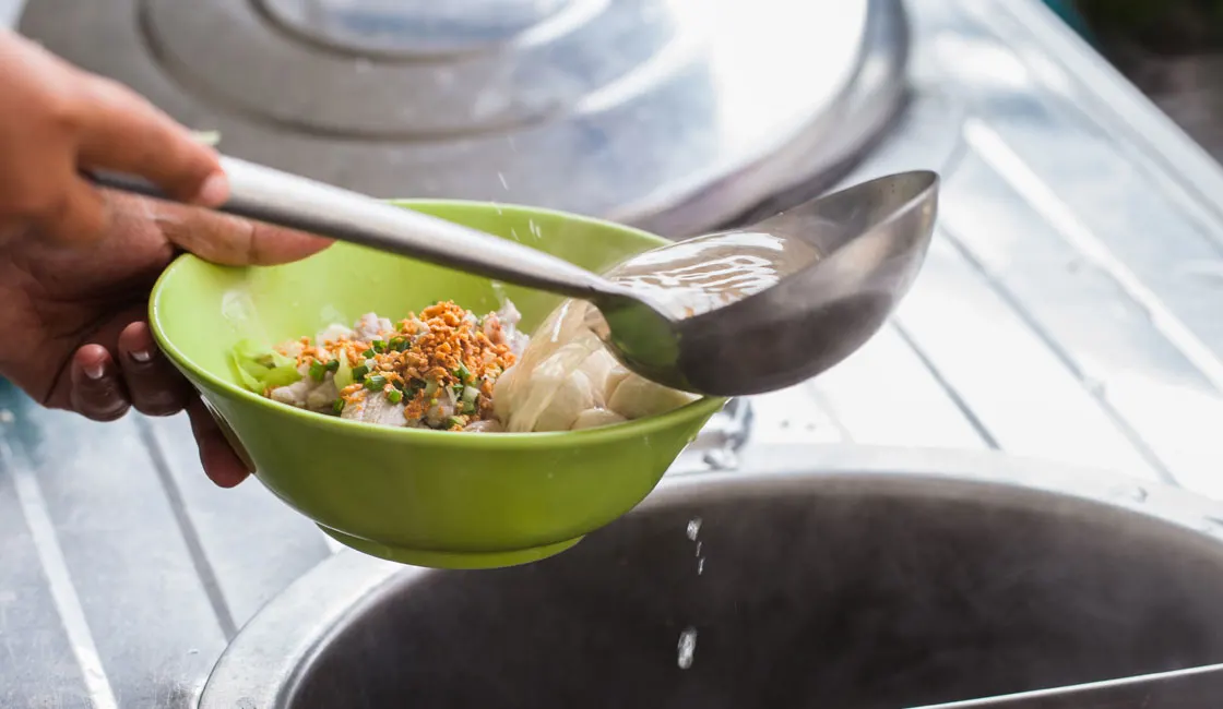 Kuy teav (Phở) Phở Campuchia l&agrave; m&oacute;n ăn s&aacute;ng phổ biến, thường được mua từ những người b&aacute;n h&agrave;ng rong. M&oacute;n ăn n&agrave;y thường được l&agrave;m từ b&uacute;n gạo v&agrave; xương b&ograve; hoặc xương heo.