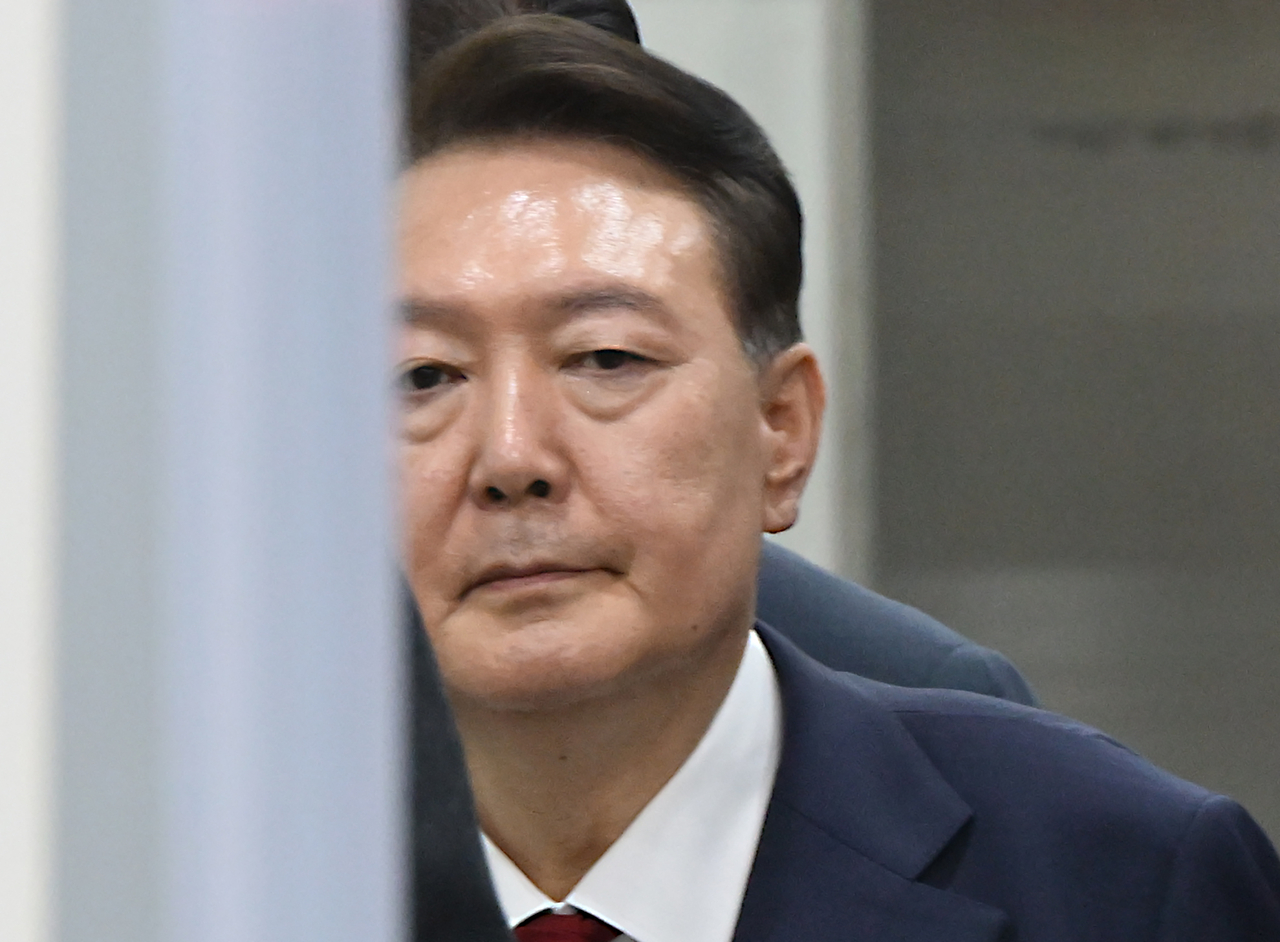 Cựu Tổng thống Yoon Suk Yeol rời T&ograve;a &aacute;n Trung t&acirc;m Quận Seoul ở ph&iacute;a nam Seoul v&agrave;o ng&agrave;y 9/7 - Ảnh: Yonhap