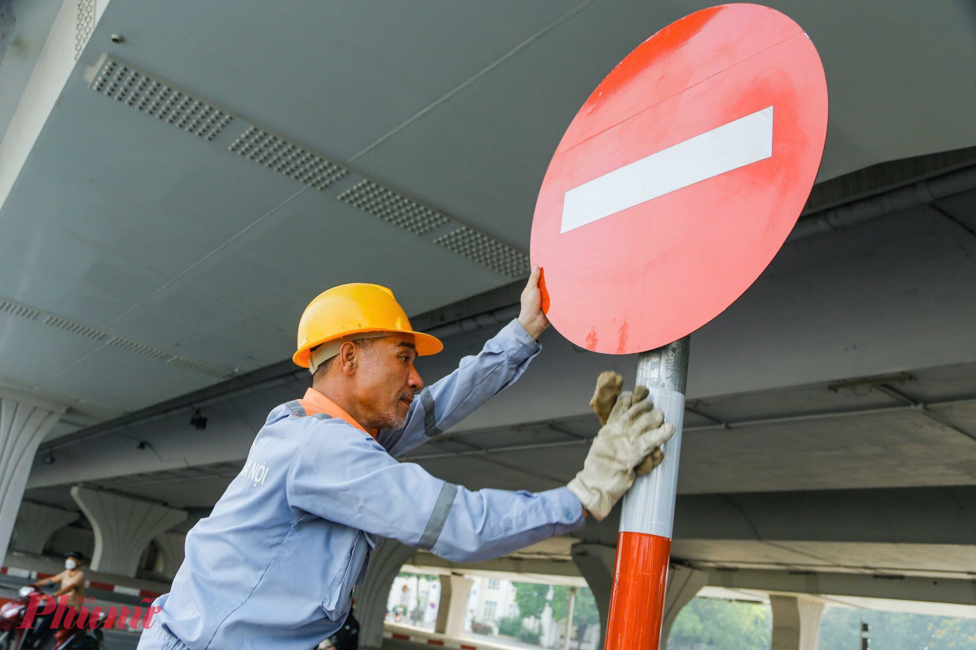 C&aacute;c c&ocirc;ng nh&acirc;n miệt m&agrave;i thực hiện c&aacute;c phần việc đ&atilde; được l&ecirc;n kế hoạch từ trước. Từ việc qu&eacute;t dọn, thu gom r&aacute;c thải quanh c&aacute;c đảo giao th&ocirc;ng, đến lau rửa biển b&aacute;o, đ&egrave;n t&iacute;n hiệu giao th&ocirc;ng, tất cả đều được triển khai đồng bộ nhằm đảm bảo mỹ quan đ&ocirc; thị.