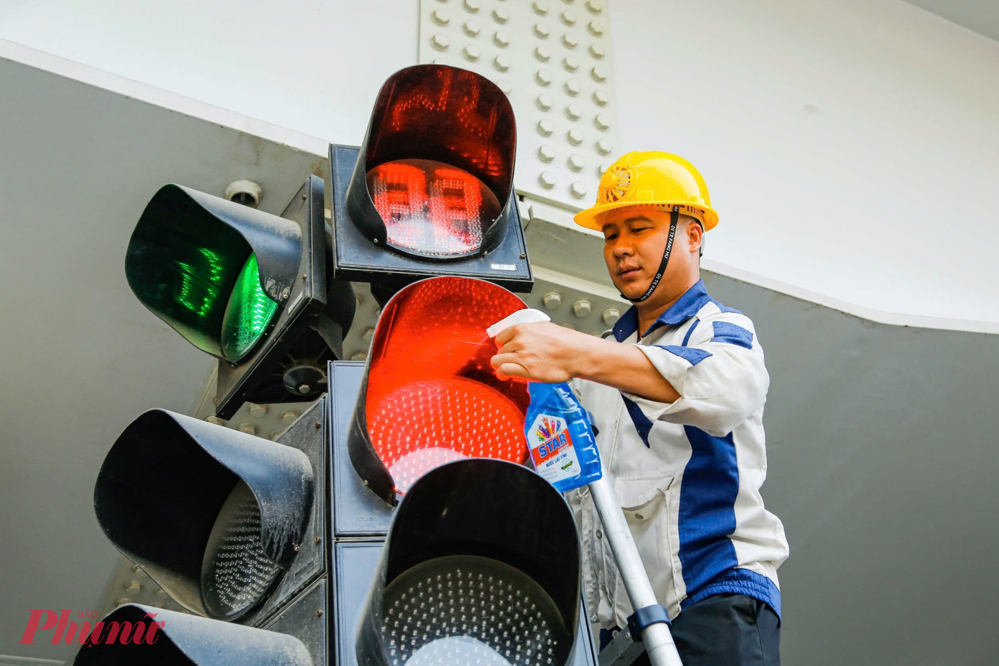 Mỗi tuyến đường sạch hơn, mỗi biển b&aacute;o s&aacute;ng r&otilde; kh&ocirc;ng chỉ thể hiện tr&aacute;ch nhiệm của lực lượng chức năng, m&agrave; c&ograve;n l&agrave; đ&oacute;ng g&oacute;p thầm lặng của những người c&ocirc;ng nh&acirc;n trong việc dựng x&acirc;y một Thủ đ&ocirc; văn minh, hiện đại, sẵn s&agrave;ng ch&agrave;o đ&oacute;n ng&agrave;y lễ lớn của đất nước.
