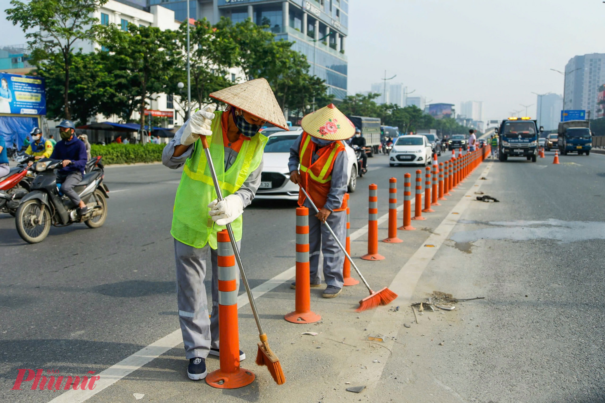 Trước đ&oacute;, Sở X&acirc;y dựng H&agrave; nội ban h&agrave;nh kế hoạch về việc chỉnh trang hệ th&ocirc;́ng k&ecirc;́t c&acirc;́u hạ t&acirc;̀ng giao thông, hạ t&acirc;̀ng kỹ thuật đô thị phục vụ L&ecirc;̃ kỷ niệm 80 năm Cánh mạng tháng Tám thành công(19/8/1945-19/8/2025) và Qu&ocirc;́c khánh nước Cộng hòa xã hội chủ nghĩa Việt Nam (02/9/1945-02/9/2025)