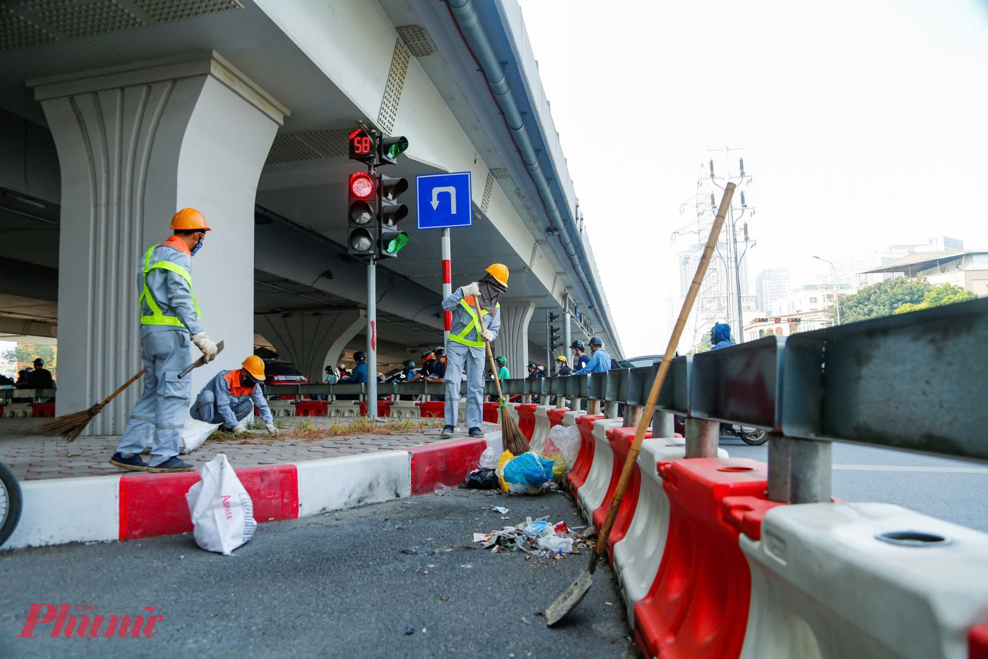 Từ việc qu&eacute;t dọn, thu gom r&aacute;c thải quanh c&aacute;c đảo giao th&ocirc;ng, đến lau rửa biển b&aacute;o, đ&egrave;n t&iacute;n hiệu giao th&ocirc;ng, tất cả đều được triển khai đồng bộ nhằm đảm bảo mỹ quan đ&ocirc; thị.