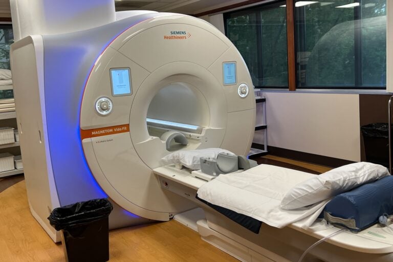 Người đ&agrave;n &ocirc;ng bị m&aacute;y MRI h&uacute;t do đeo v&ograve;ng cổ bằng kim loại - Ảnh: Getty image