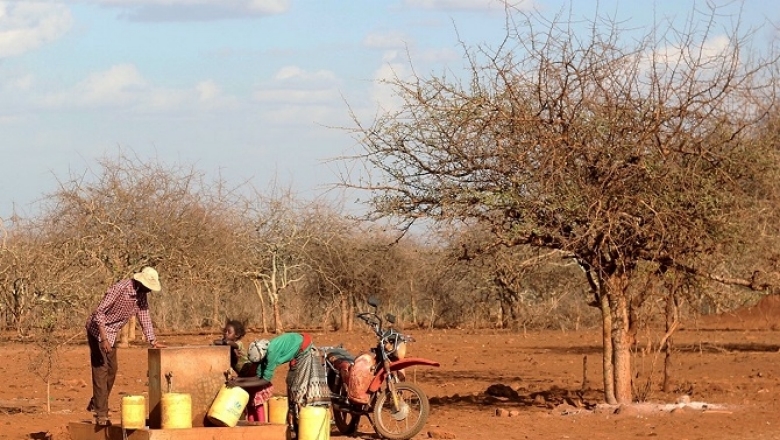 Đời sống của nhiều người ở Kenya, Congo bị ảnh hưởng nghi&ecirc;m trọng khi kh&ocirc;ng c&oacute; nước sạch để sinh hoạt. Ảnh: Nagarjun Kandukuru