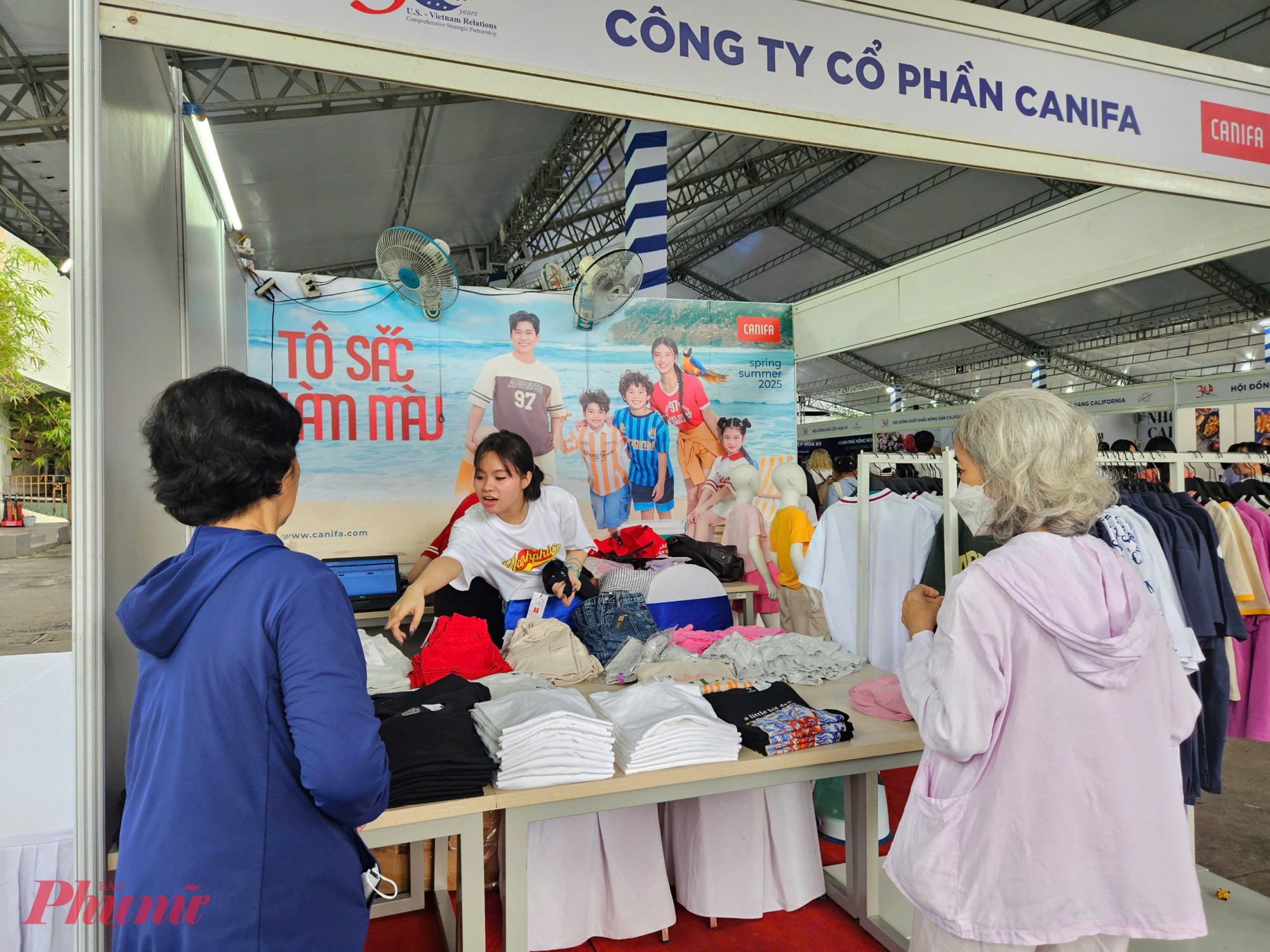Gian h&agrave;ng của Canifa trưng b&agrave;y c&aacute;c sản phẩm thời trang l&agrave;m từ sợi b&ocirc;ng, trong đ&oacute; c&oacute; nguy&ecirc;n liệu nhập khẩu từ Hoa Kỳ. Đ&acirc;y l&agrave; một trong những nh&oacute;m h&agrave;ng đặc th&ugrave;, thể hiện t&iacute;nh đa dạng của n&ocirc;ng sản Mỹ tại thị trường Việt Nam.