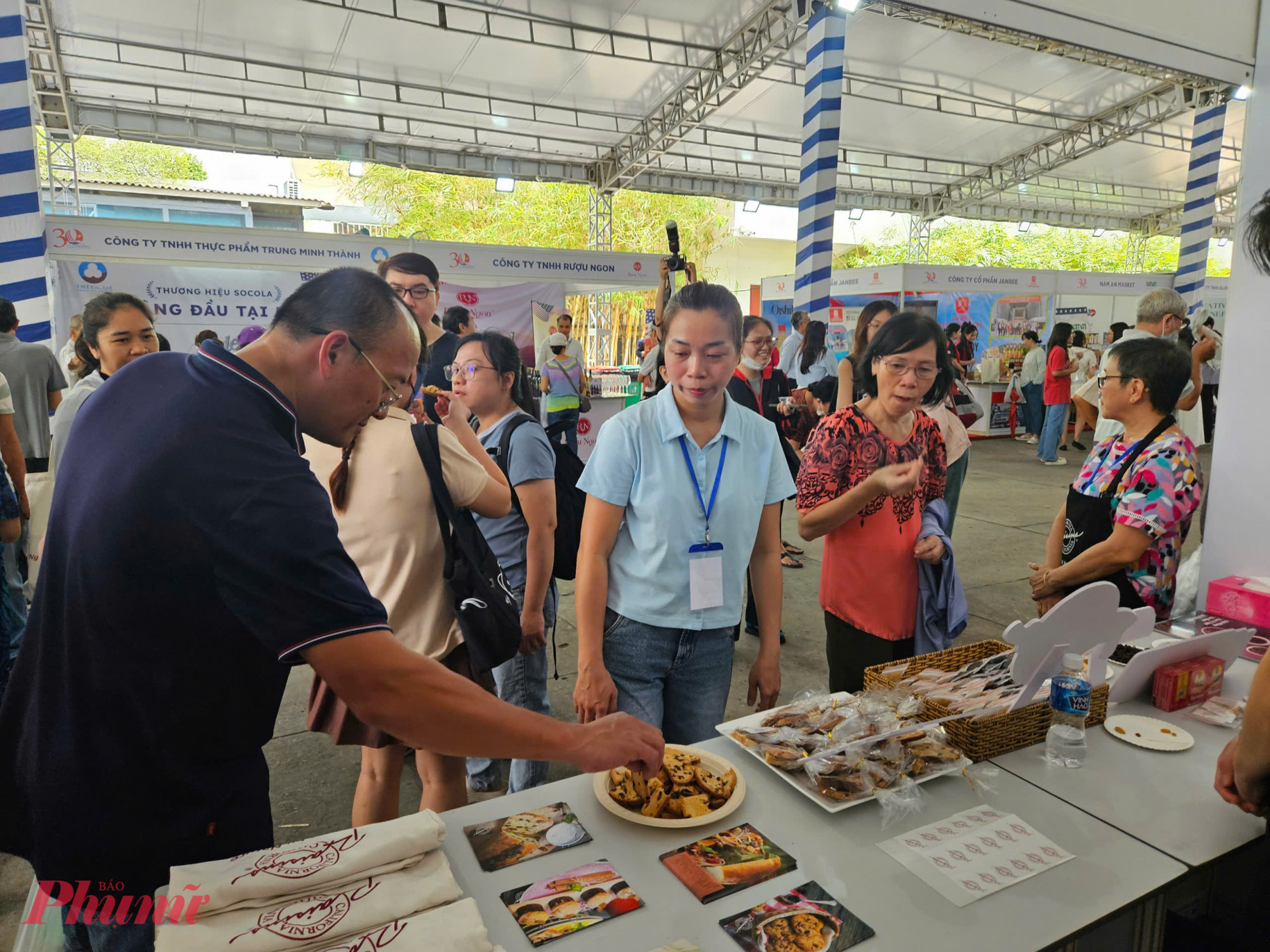 Một số sản phẩm như hạt dinh dưỡng, b&aacute;nh quy v&agrave; tr&agrave; được giới thiệu tại gian h&agrave;ng theo h&igrave;nh thức trưng b&agrave;y mở, gi&uacute;p kh&aacute;ch dễ tiếp cận v&agrave; tiếp nhận th&ocirc;ng tin.  3.