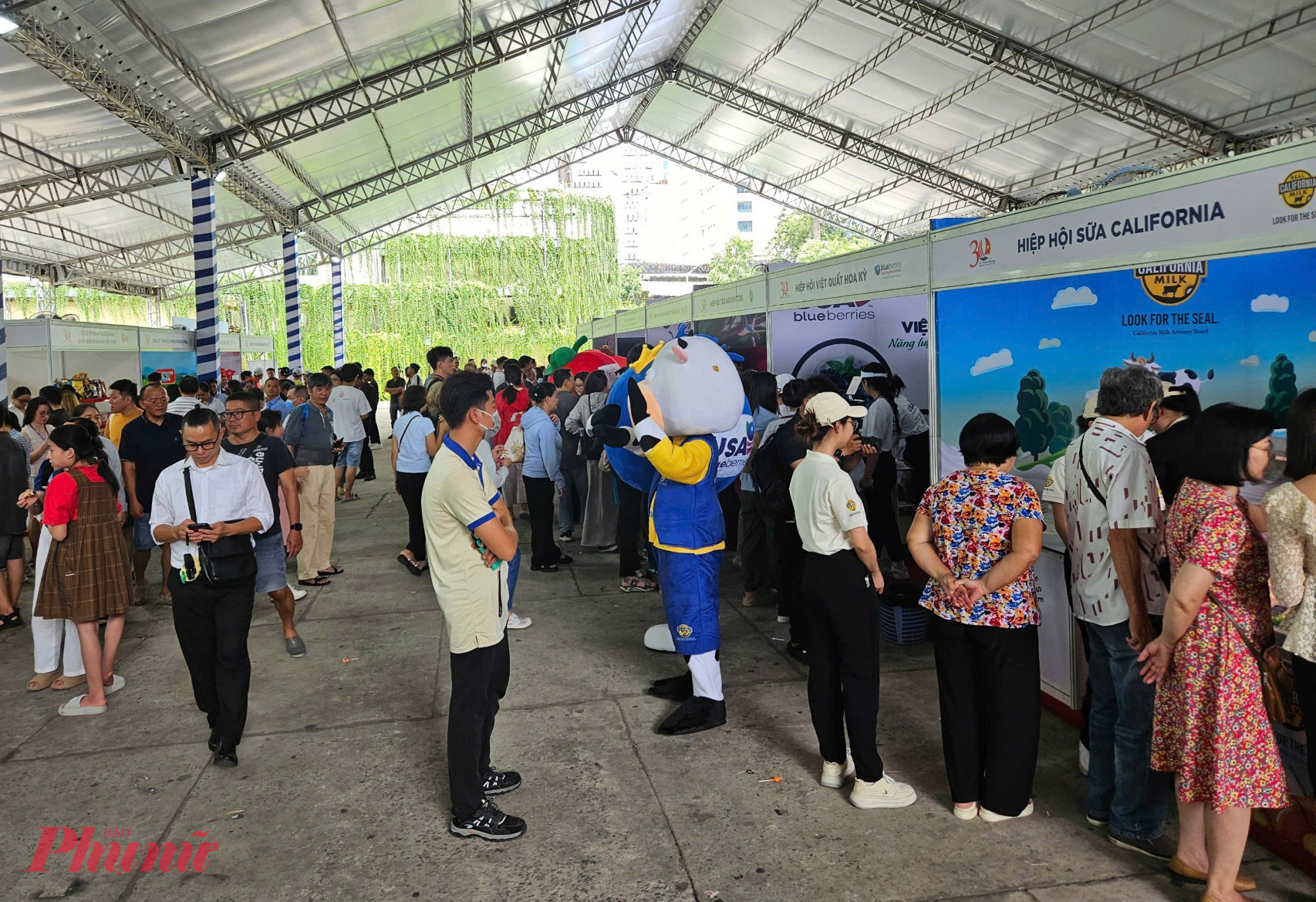 Do diễn ra v&agrave;o cuối tuần, sự kiện &ldquo;Kh&aacute;m ph&aacute; N&ocirc;ng nghiệp Hoa Kỳ&rdquo; thu h&uacute;t đ&ocirc;ng đảo người d&acirc;n TPHCM đến tham quan, trải nghiệm v&agrave; tương t&aacute;c tại c&aacute;c gian h&agrave;ng của c&aacute;c hiệp hội n&ocirc;ng sản Mỹ.