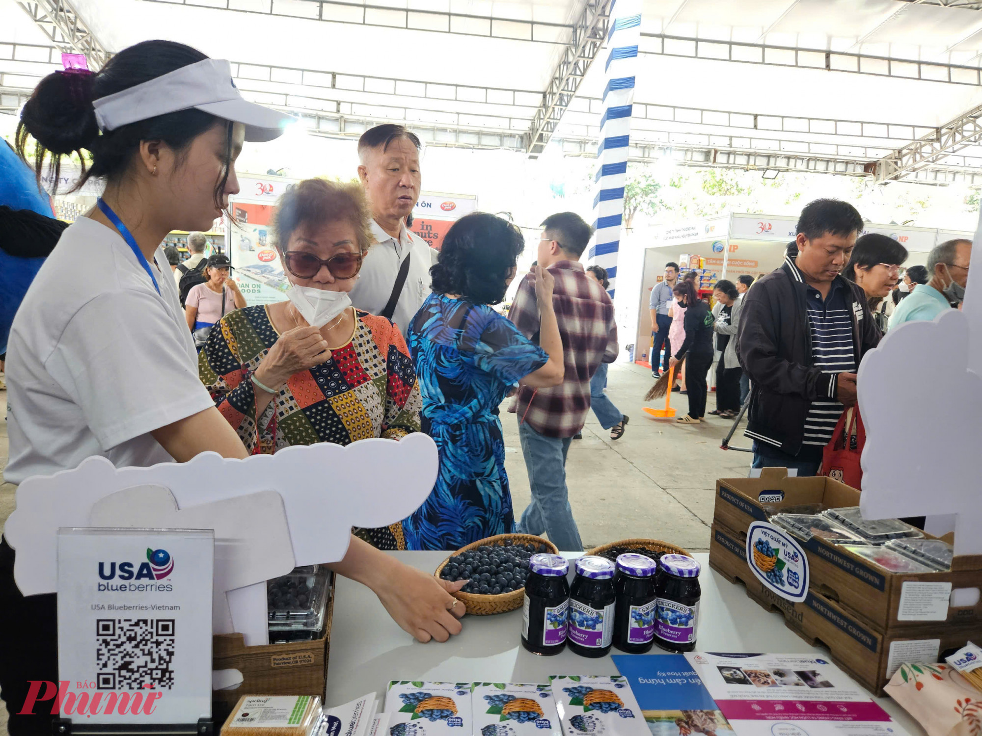 Kh&ocirc;ng chỉ thu h&uacute;t giới trẻ, c&aacute;c sản phẩm từ việt quất Hoa Kỳ cũng nhận được nhiều sự ch&uacute; &yacute; từ nh&oacute;m kh&aacute;ch trung ni&ecirc;n, nhờ lợi &iacute;ch sức khỏe v&agrave; hương vị dễ sử dụng trong bữa ăn h&agrave;ng ng&agrave;y.