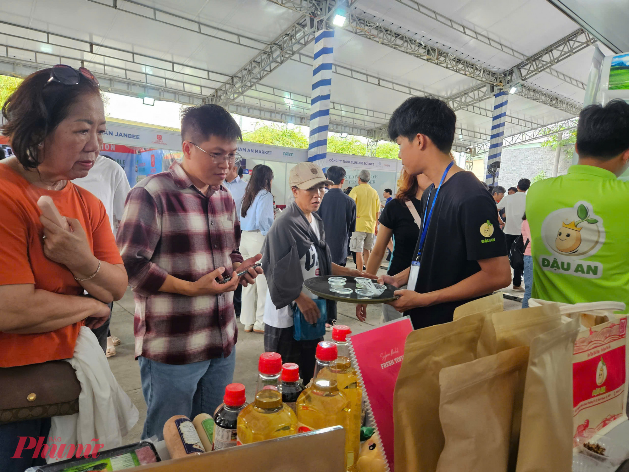 Người ti&ecirc;u d&ugrave;ng chăm ch&uacute; t&igrave;m hiểu th&ocirc;ng tin sản phẩm tại gian h&agrave;ng trưng b&agrave;y dầu ăn, x&uacute;c x&iacute;ch, gi&ograve; nguội&hellip; Nhiều sản phẩm được nhập khẩu từ Mỹ v&agrave; ph&acirc;n phối bởi doanh nghiệp Việt.