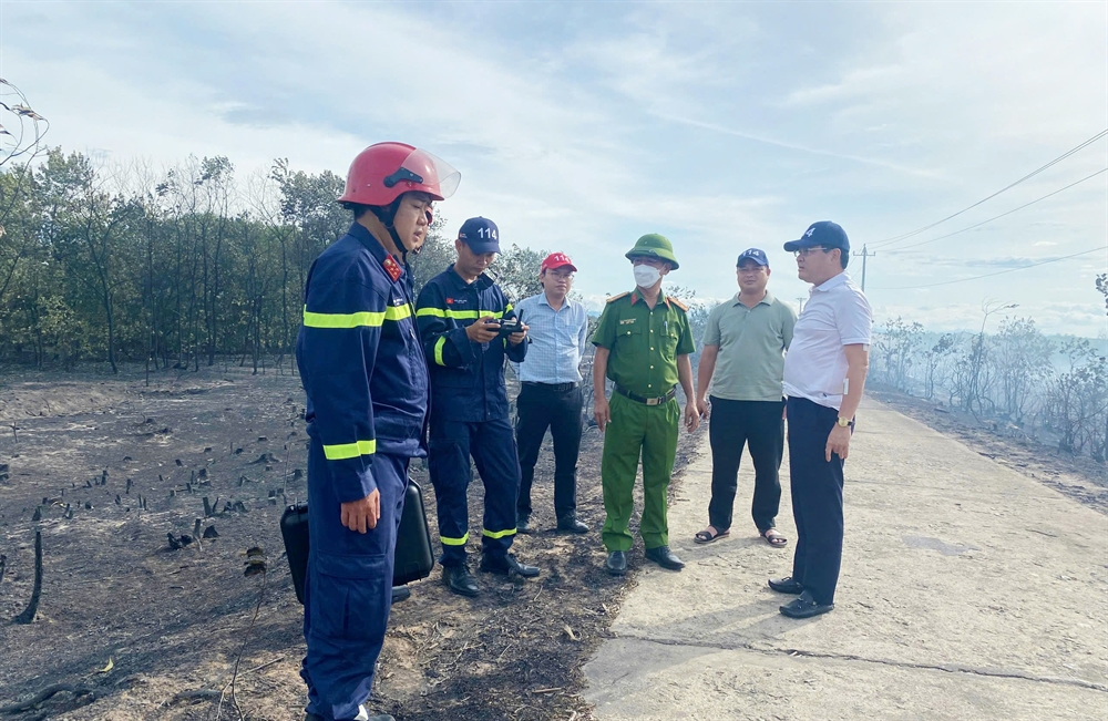 Ph&oacute; Chủ tịch UBND TP Huế Ho&agrave;ng Hải Minh kiểm tra c&ocirc;ng t&aacute;c đến hiện trường tham gia chữa ch&aacute;y
