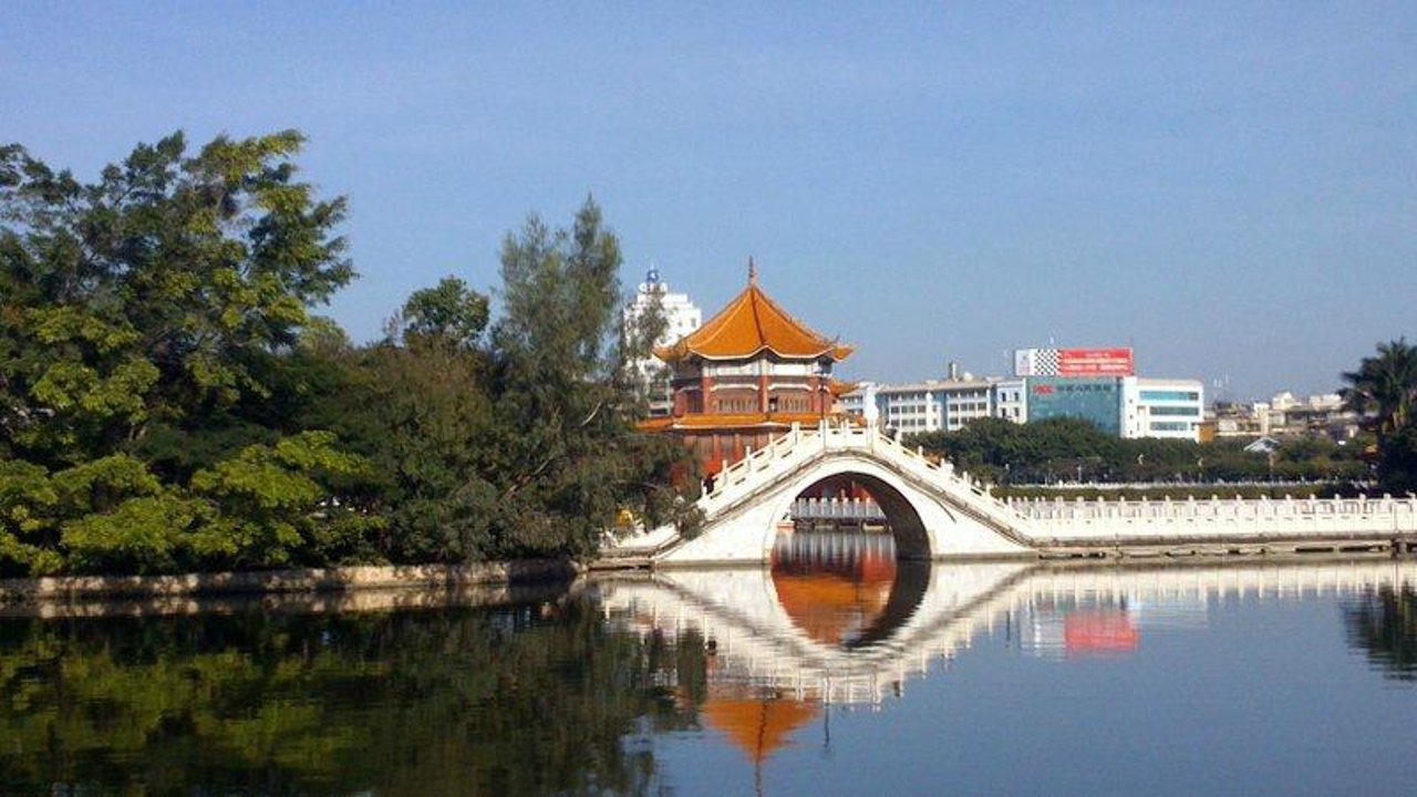 South Lake, Mengzi &ndash; vi&ecirc;n ngọc xanh giữa l&ograve;ng Hồng H&agrave;, nơi mặt hồ tĩnh lặng soi b&oacute;ng m&aacute;i đ&igrave;nh cổ k&iacute;nh v&agrave; l&agrave; điểm hẹn l&yacute; tưởng cho những ai m&ecirc; vẻ đẹp trầm lắng của V&acirc;n Nam - Ảnh: Tripavasor