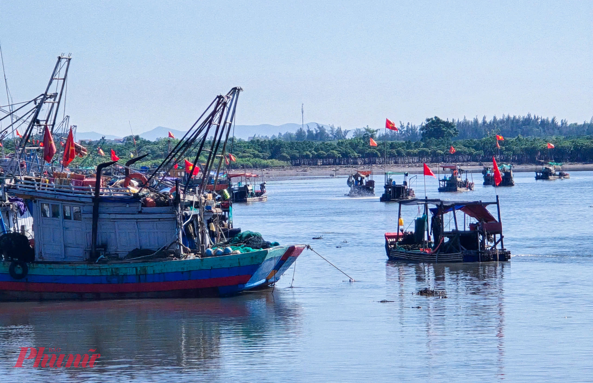 Anh Đặng Thọ Quảng (64 tuổi, tr&uacute; x&atilde; Diễn Ch&acirc;u) n&oacute;i rằng, để v&agrave;o cảng đ&atilde; kh&oacute;, nhiều thời điểm họ muốn vươn khơi c&agrave;ng kh&oacute; hơn v&igrave; chưa đến lịch thủy triều l&ecirc;n. Trước thực trạng đ&oacute;, nhiều nhiều t&agrave;u c&ocirc;ng suất lớn phải neo ngo&agrave;i cửa biển - c&aacute;ch cảng khoảng 3km - rồi thu&ecirc; thuyền nhỏ vận chuyển hải sản v&agrave;o bờ. 