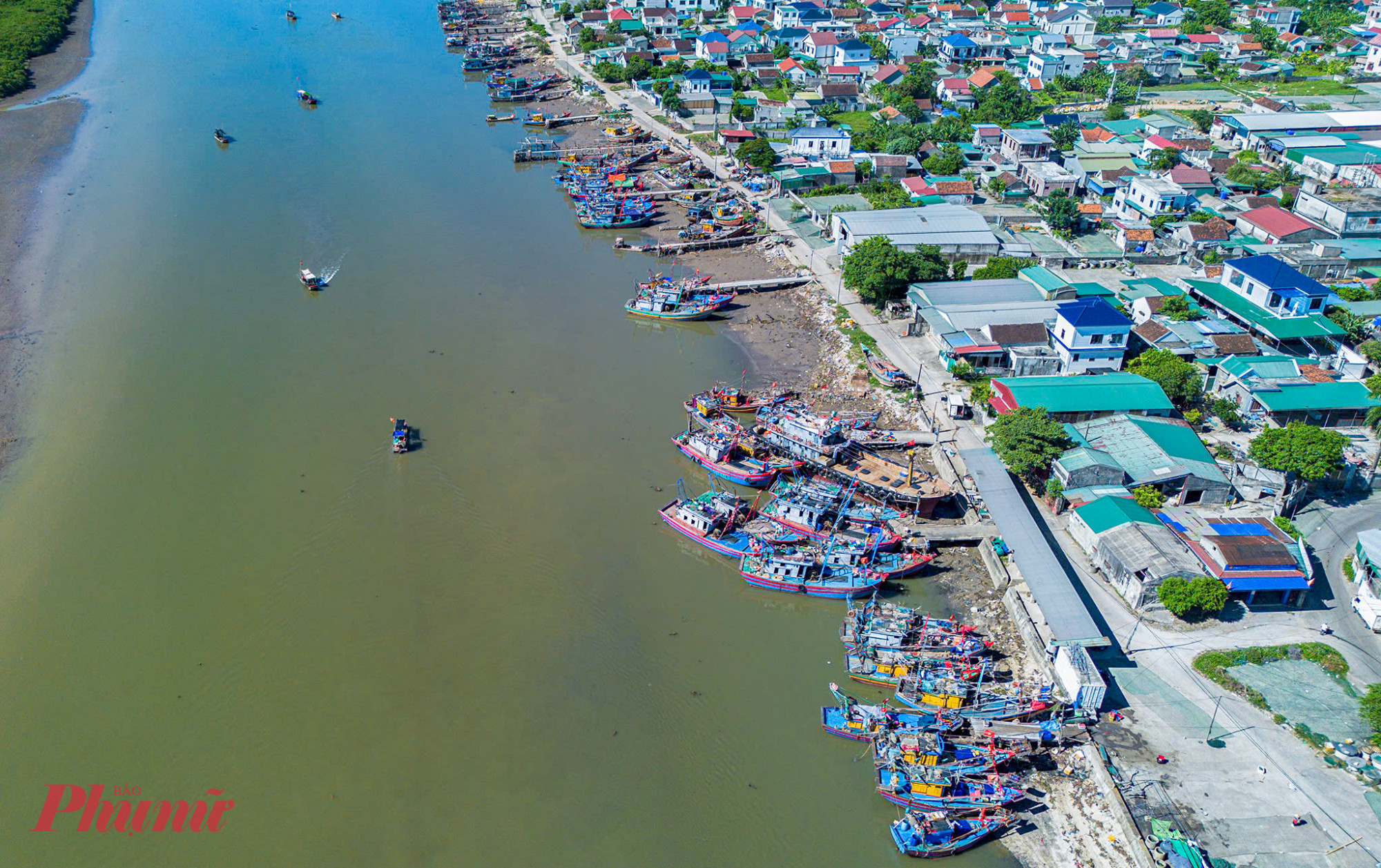 Năm 2019, tỉnh Nghệ An từng ph&ecirc; duyệt dự &aacute;n nạo v&eacute;t cửa Lạch Vạn với tổng kinh ph&iacute; khoảng 20 tỉ đồng. Tuy nhi&ecirc;n, theo thời gian, t&igrave;nh trạng bồi lắng tiếp tục t&aacute;i diễn do ảnh hưởng của thủy triều, biến đổi d&ograve;ng chảy v&agrave; t&aacute;c động từ tự nhi&ecirc;n. Theo đ&aacute;nh gi&aacute;, cửa Lạch Vạn thường xuy&ecirc;n bị bồi lắng l&agrave; do lượng ph&ugrave; sa theo chiều gi&oacute; của gi&oacute; m&ugrave;a Đ&ocirc;ng Bắc thổi v&agrave;o. Bởi vậy nếu kh&ocirc;ng c&oacute; giải ph&aacute;p ngăn ph&ugrave; sa th&igrave; d&ugrave; c&oacute; nạo v&eacute;t vẫn kh&ocirc;ng hiệu quả.
