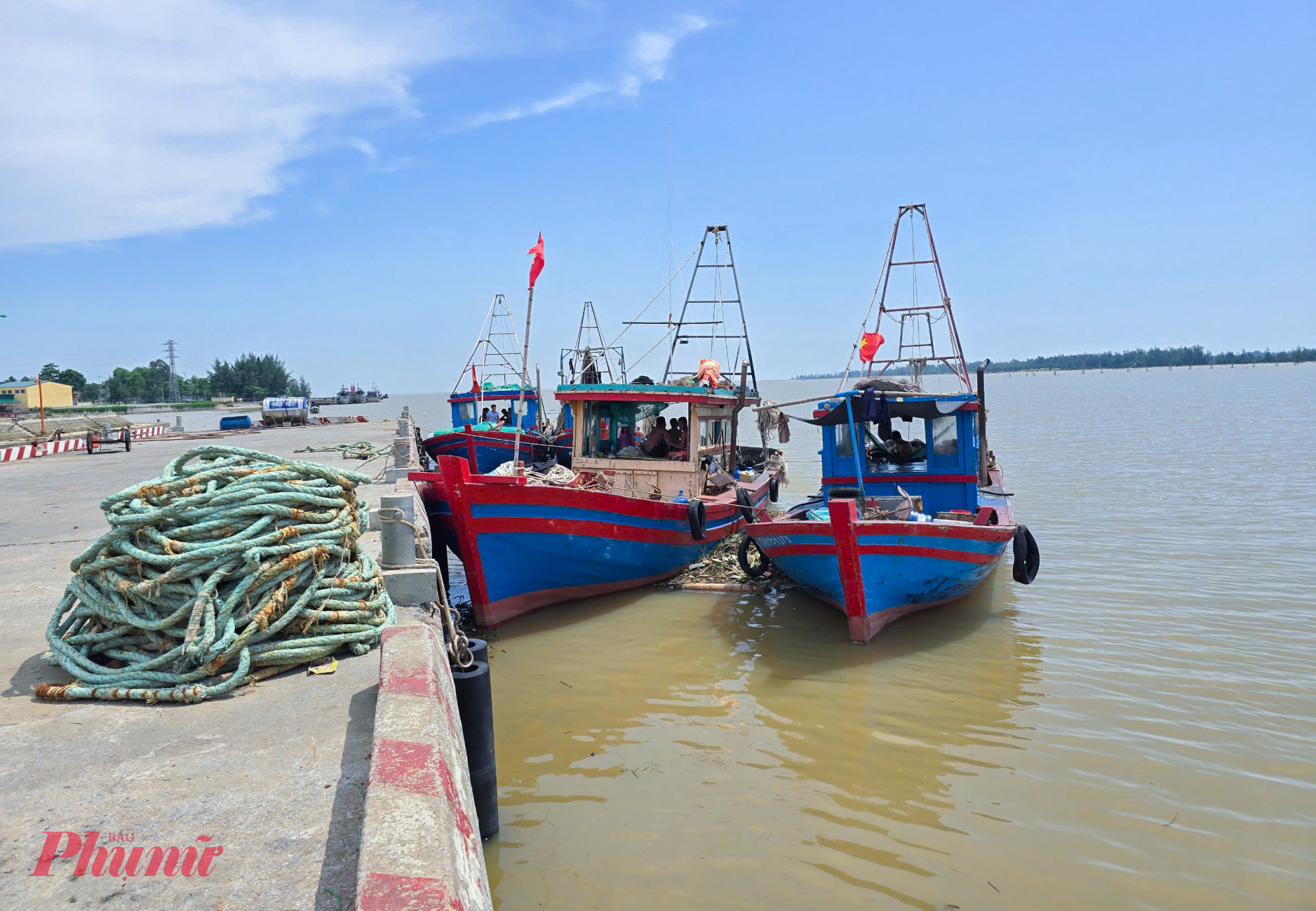 Đ&acirc;y cũng l&agrave; thực trạng đang diễn ra ở một số cảng c&aacute; lớn tại Nghệ An hiện nay. Cảng c&aacute; Cửa Hội (phường Cửa L&ograve;, tỉnh Nghệ An) từng rất sầm uất, nhộn nhịp t&agrave;u c&aacute; v&agrave;o bốc dỡ h&agrave;ng h&oacute;a sau những chuyến vươn khơi. Tuy nhu&ecirc;n, v&agrave;i năm gần đ&acirc;y cảng c&aacute; n&agrave;y chỉ c&ograve;n l&agrave; nơi &ldquo;qu&aacute; cảnh&rdquo; của một số phương tiện vừa v&agrave; nhỏ v&agrave;o tiếp nhi&ecirc;n liệu do t&igrave;nh trạng bồi lấp luồng lạch ra v&agrave;o cảng ng&agrave;y một trầm trọng.