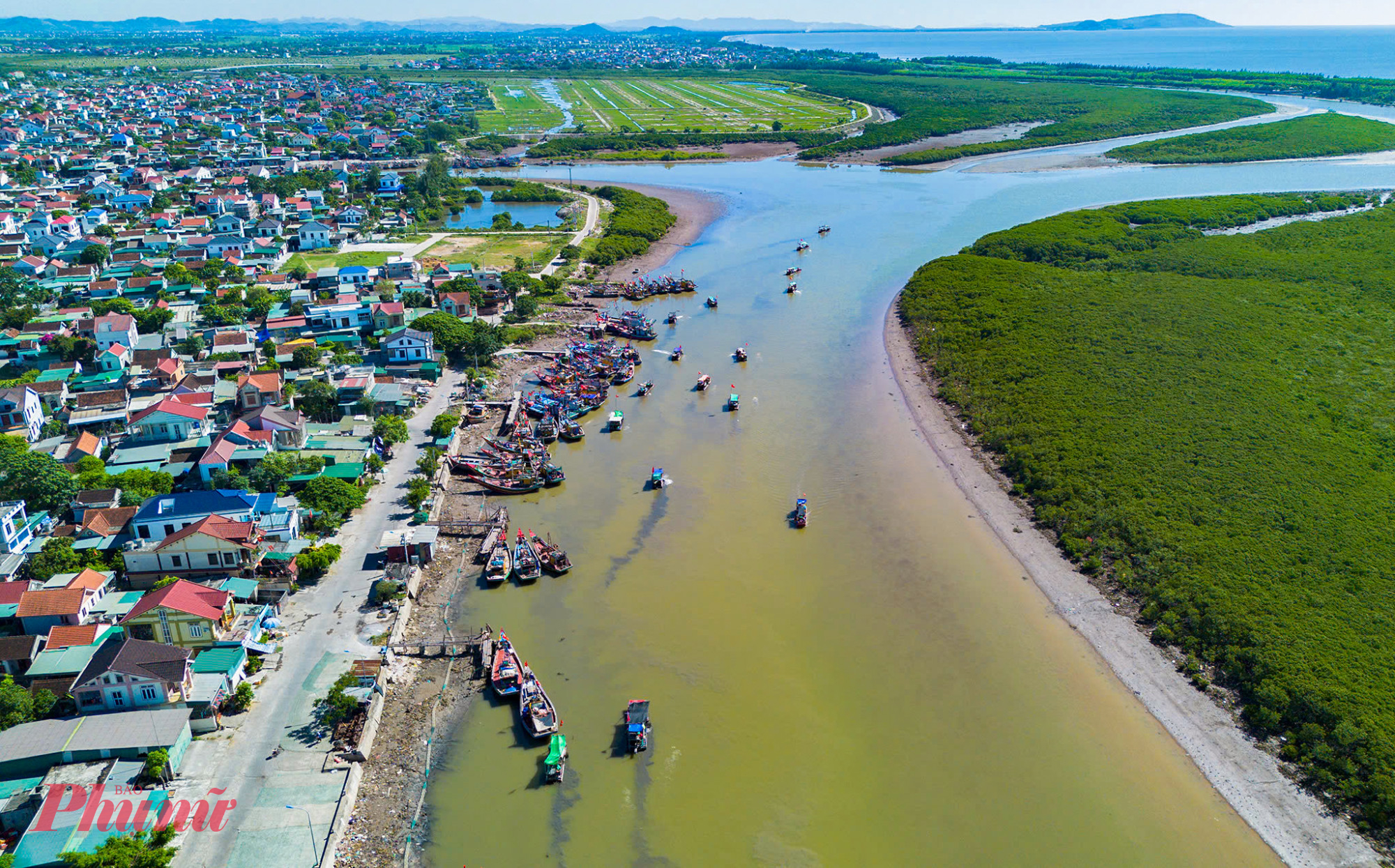 Những b&atilde;i c&aacute;t k&eacute;o d&agrave;i, rộng ở hai b&ecirc;n cửa lạch cứ lấn dần, khiến cửa biển ng&agrave;y c&agrave;ng b&oacute; hẹp lại g&acirc;y kh&oacute; khăn cho c&aacute;c phương tiện t&agrave;u thuyền ra v&agrave;o. Khi thủy triều l&ecirc;n đỉnh điểm, cửa biển Lạch Vạn rộng m&ecirc;nh m&ocirc;ng. Tuy nhi&ecirc;n, khi thủy triều xuống thấp, cửa lạch chẳng kh&aacute;c g&igrave; một nh&aacute;nh s&ocirc;ng chạy giữa 2 triền c&aacute;t, mực nước rất n&ocirc;ng. 
