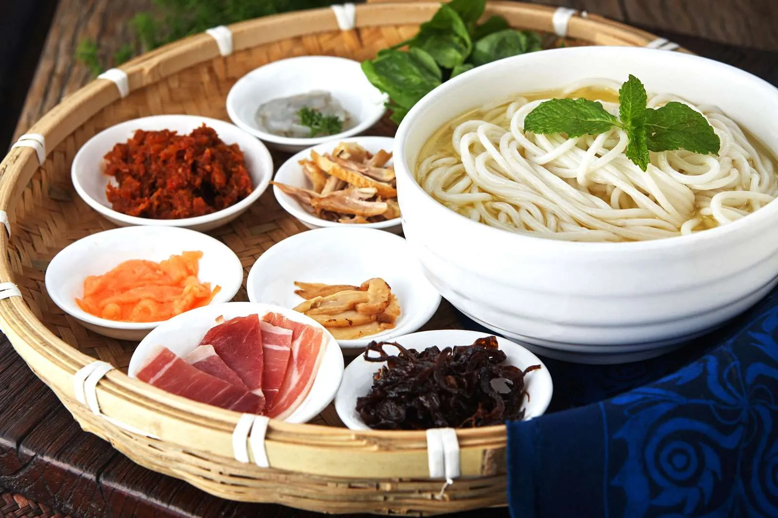 M&oacute;n m&igrave; qua cầu nổi tiếng tại V&acirc;n Nam - Ảnh: wildchina