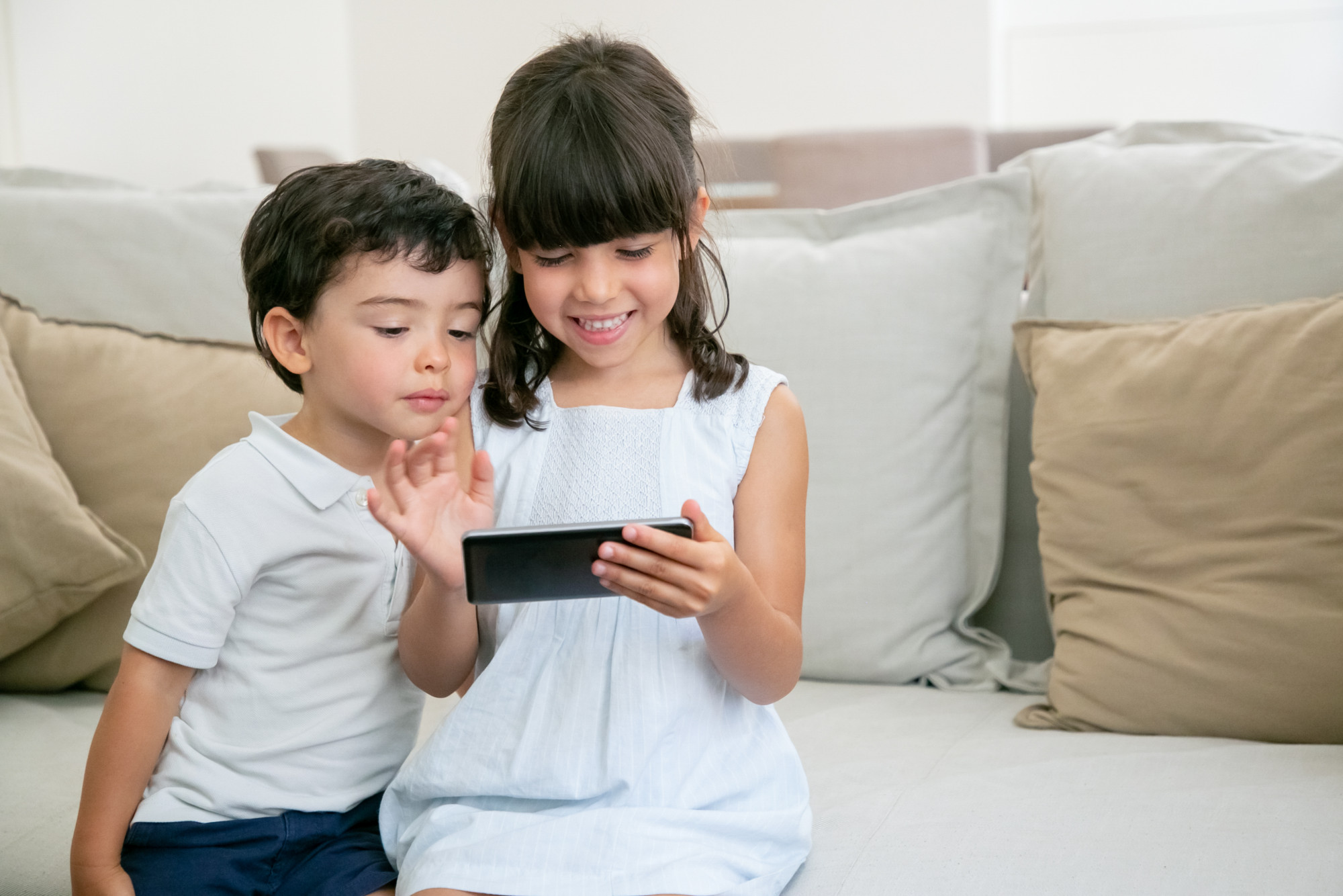 Xa nhau, nhiều gia đ&igrave;nh chỉ nh&igrave;n nhau qua m&agrave;n h&igrave;nh điện thoại. Ảnh: Freepik