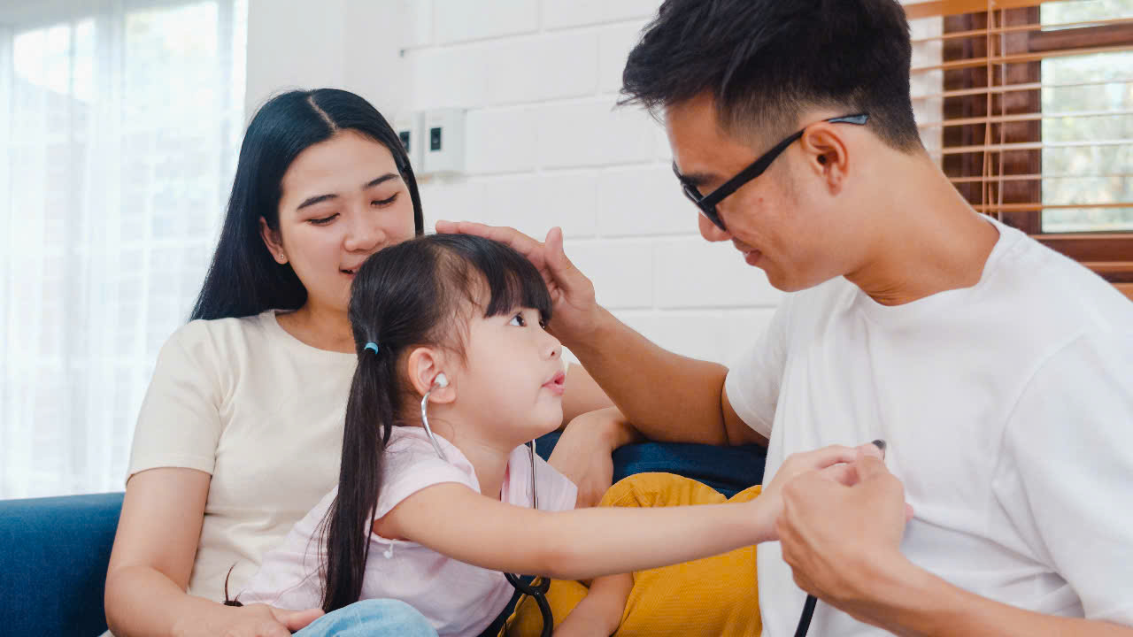 Cha mẹ n&agrave;o cũng mong muốn được đồng h&agrave;nh c&ugrave;ng con trong mọi khoảnh khắc. Ảnh: Freepik
