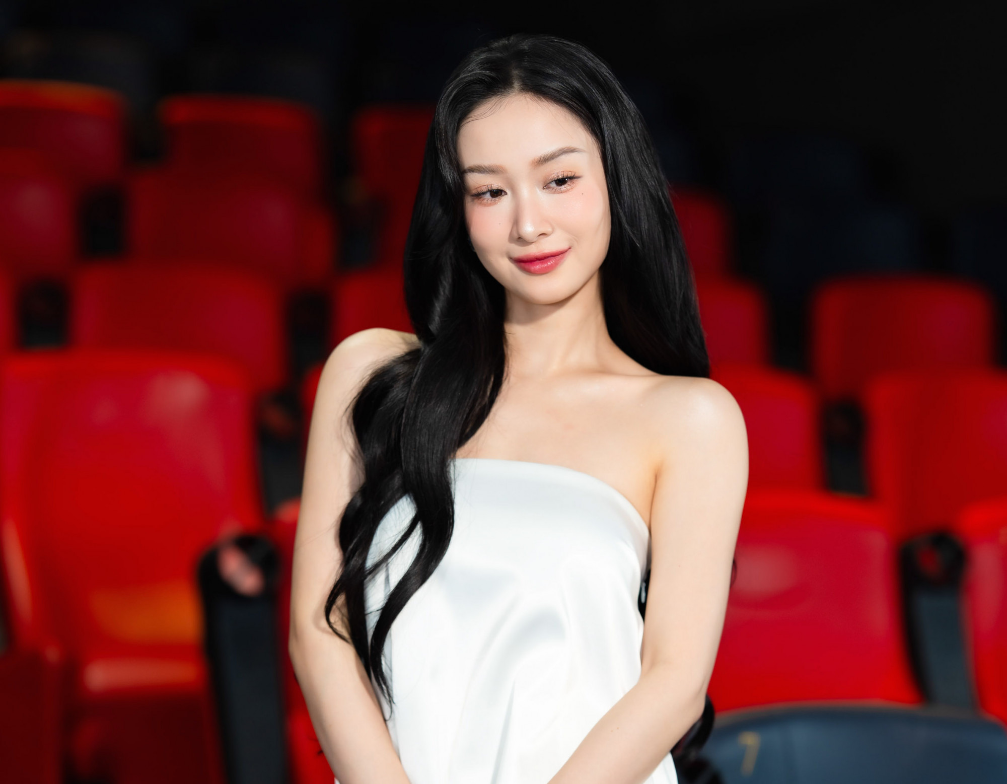 Jun Vũ khoe vẻ nữ t&iacute;nh với &aacute;o c&uacute;p ngực được thiết kế kh&aacute; đơn giản nhưng tr&ocirc;ng thanh tho&aacute;t. C&ocirc; mặc ch&acirc;n 