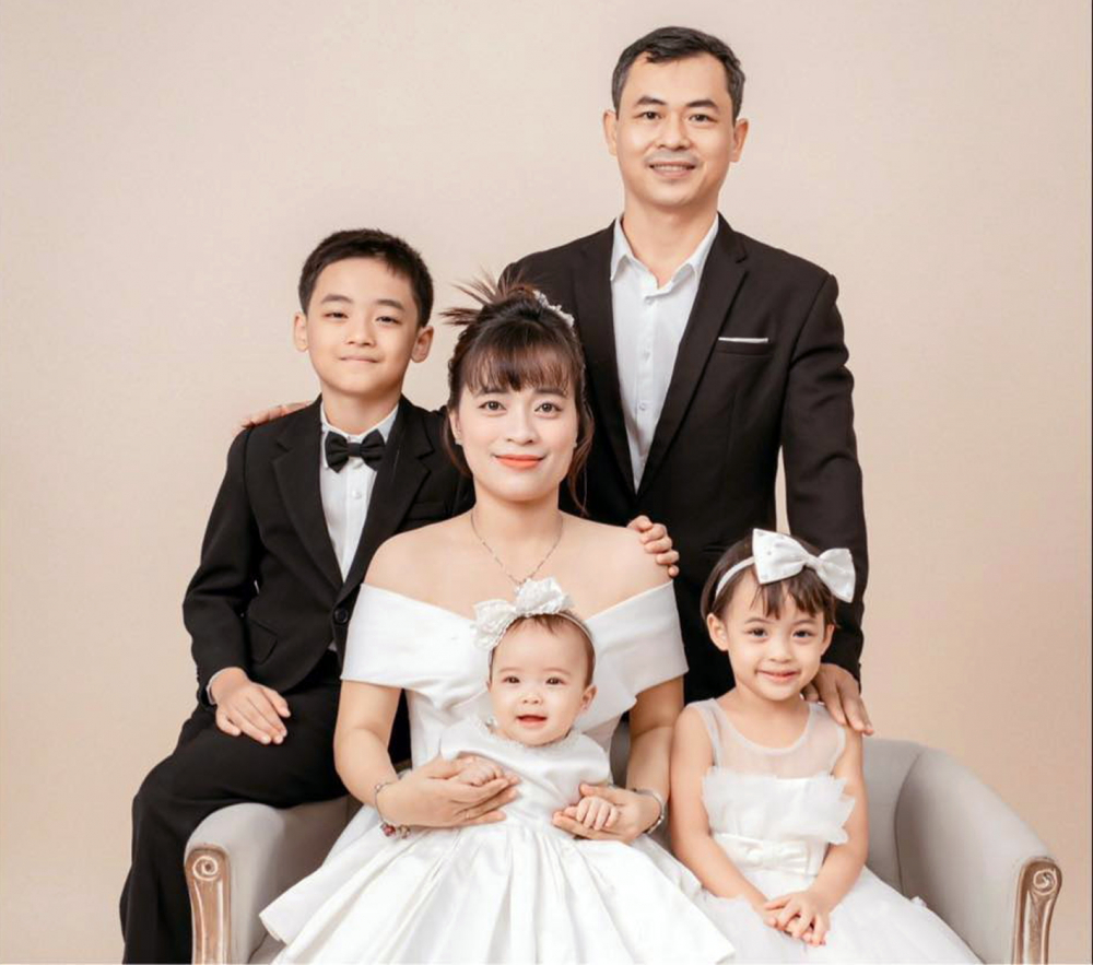 Gia đ&igrave;nh chị Thu H&agrave; chụp ảnh lưu niệm nh&acirc;n kỷ niệm 10 năm ng&agrave;y cưới - Ảnh do nh&acirc;n vật cung cấp