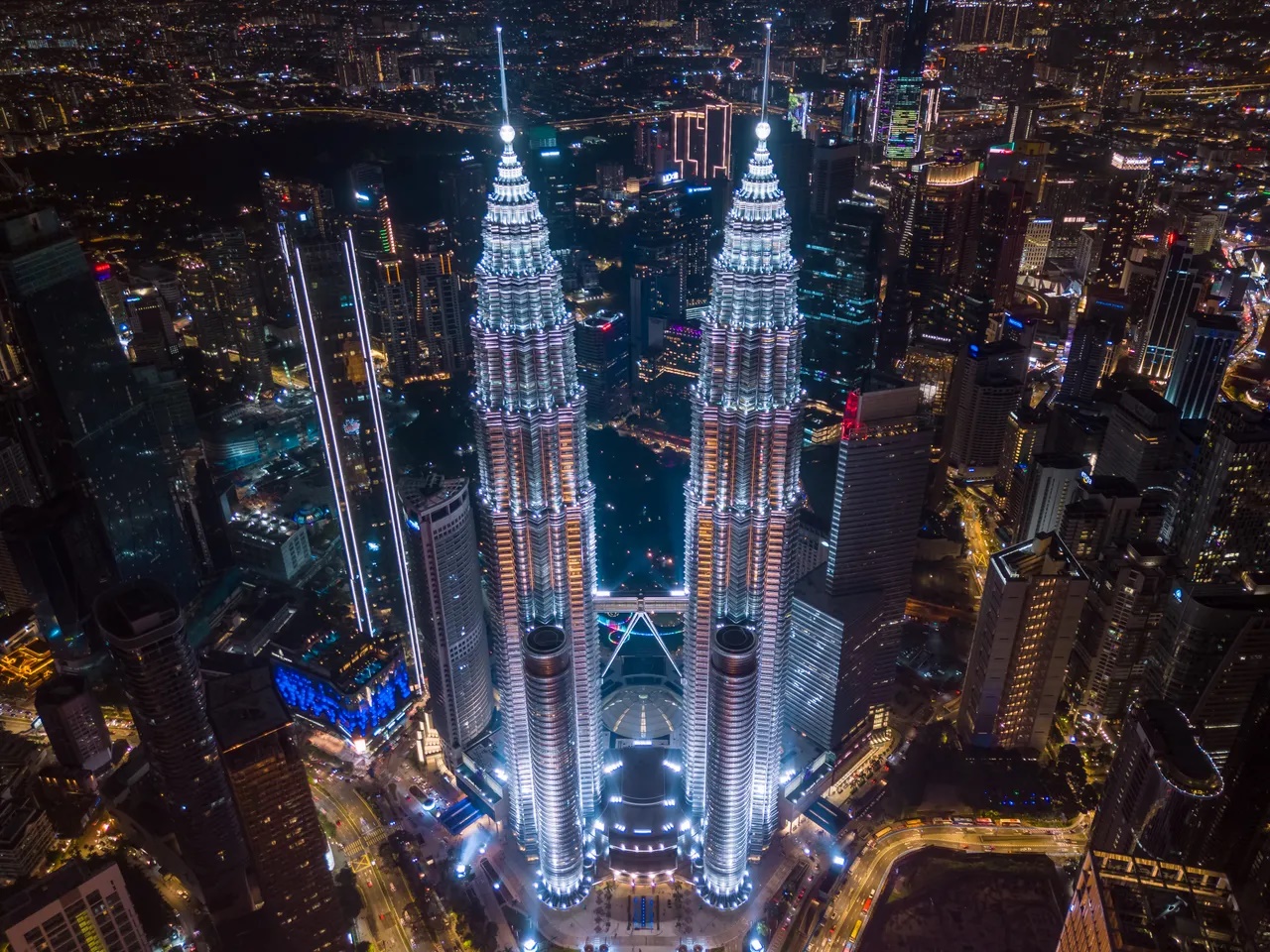 Kuala Lumpur, Malaysia: hơn 180 t&ograve;a nh&agrave;.  Th&aacute;p đ&ocirc;i Petronas từng giữ danh hiệu t&ograve;a nh&agrave; cao nhất thế giới từ năm 1998 đến 2004. C&aacute;c t&ograve;a th&aacute;p tập trung quanh trung t&acirc;m th&agrave;nh phố Kuala Lumpur v&agrave; Bukit Bintang. Gần đ&acirc;y Kuala Lumpur c&oacute; t&ograve;a nh&agrave; The Exchange 106 cao 492 m&eacute;t với 106 tầng v&agrave; 6 tầng hầm - Ảnh: Twenty47studio