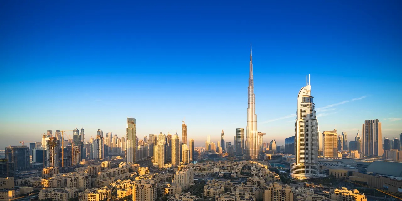 Dubai, UAE: hơn 250 t&ograve;a nh&agrave;. Dubai đ&atilde; trở th&agrave;nh biểu tượng của kiến tr&uacute;c với t&ograve;a nh&agrave; cao nhất thế giới, Burj Khalifa, cao 828 m&eacute;t. Trong c&aacute;c t&ograve;a nh&agrave; chọc trời của Dubai thường kết hợp kh&aacute;ch sạn, văn ph&ograve;ng v&agrave; căn hộ sang trọng. Đi dọc theo đường Sheikh Zayed v&agrave; bến du thuyền, bạn sẽ thấy rất nhiều t&ograve;a nh&agrave; cao ch&oacute;t v&oacute;t - Ảnh: Lu ShaoJi 