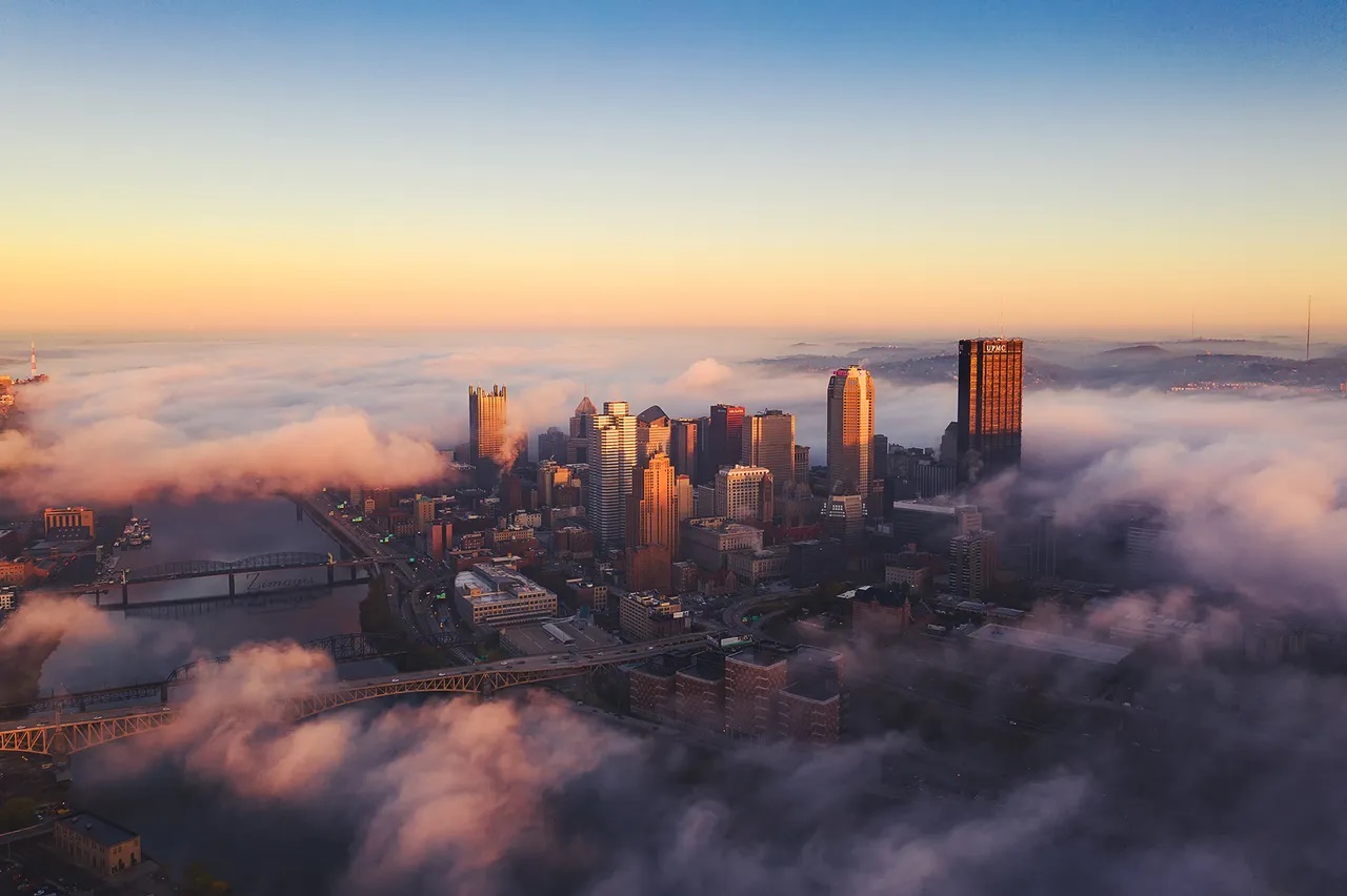 Chicago, bang Illinois, Mỹ: hơn 160 t&ograve;a nh&agrave;.  C&aacute;c t&ograve;a nh&agrave; cao tầng của th&agrave;nh phố nằm quanh khu vực Loop v&agrave; dọc theo hồ Michigan.  Chicago nổi tiếng với cao ốc St. Regis Chicago v&agrave; th&aacute;p Willis - Ảnh: Jiale Tan