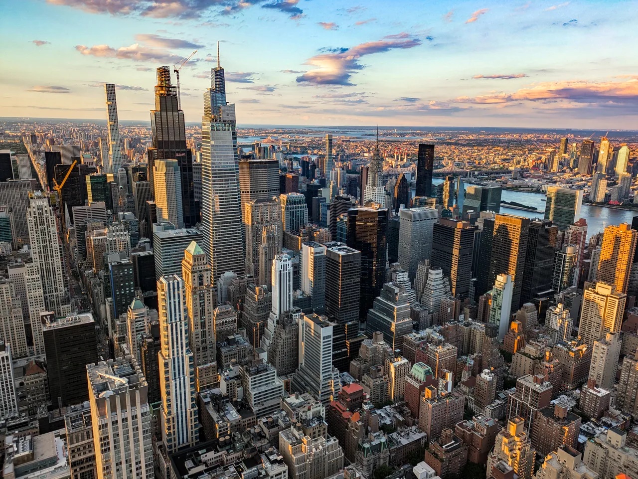 New York City, bang New York, Mỹ: hơn 320 t&ograve;a nh&agrave;. Được coi l&agrave; nơi khai sinh ra nh&agrave; chọc trời, New York City nổi tiếng với  t&ograve;a Chrysler,  t&ograve;a One World Trade Center c&ugrave;ng những t&ograve;a th&aacute;p si&ecirc;u sang ở khu  Billionaire&rsquo;s Row. T&ograve;a nh&agrave; tại New York c&oacute; nhiều chức năng như: thương mại, d&acirc;n cư v&agrave; cơ sở c&ocirc;ng cộng, thể hiện cấu tr&uacute;c đ&ocirc; thị đa lớp v&agrave; đa dụng của th&agrave;nh phố - Ảnh: Deven Dadbhawala
